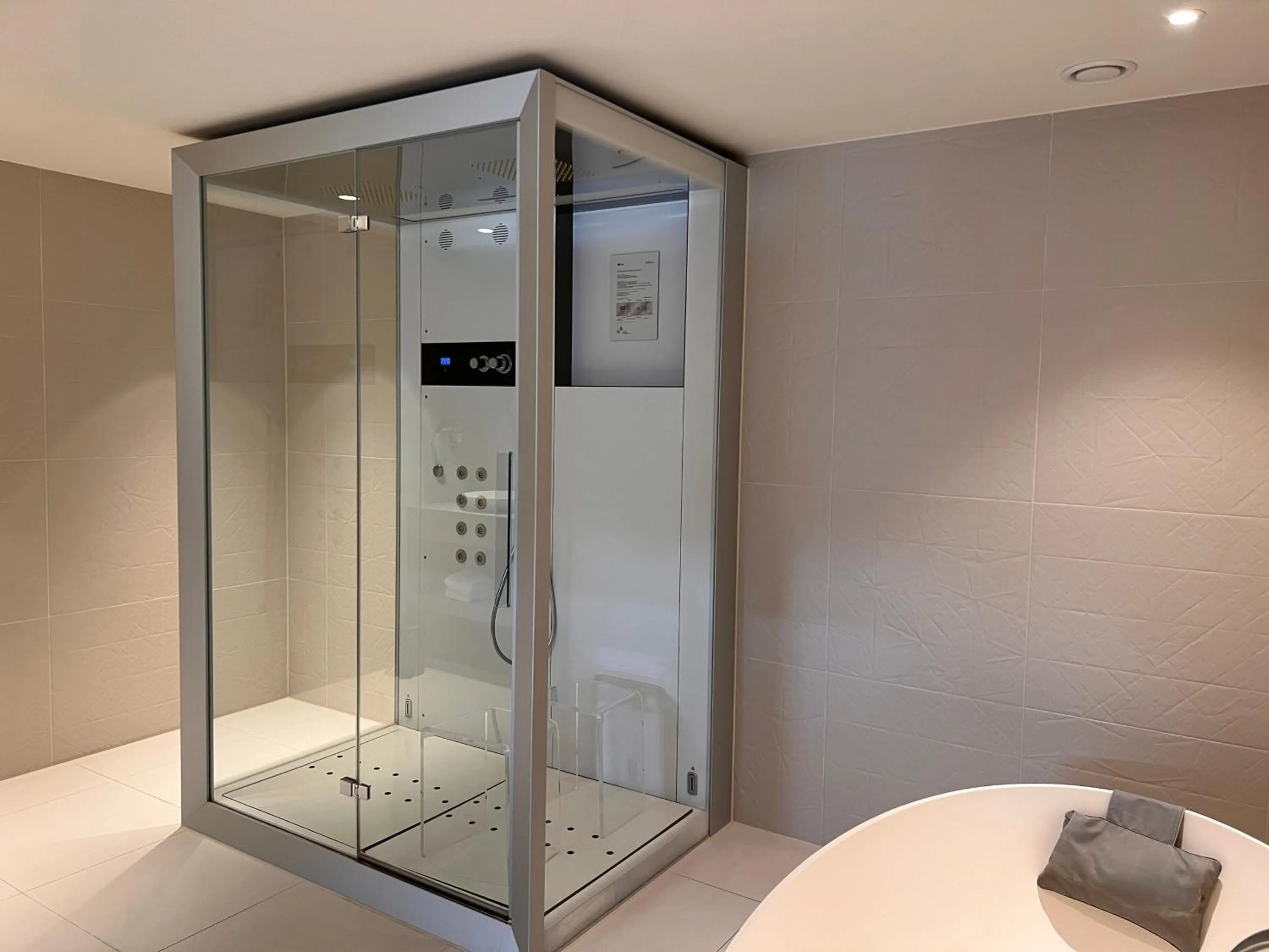 Shower in Van der Valk Hotel Hengelo