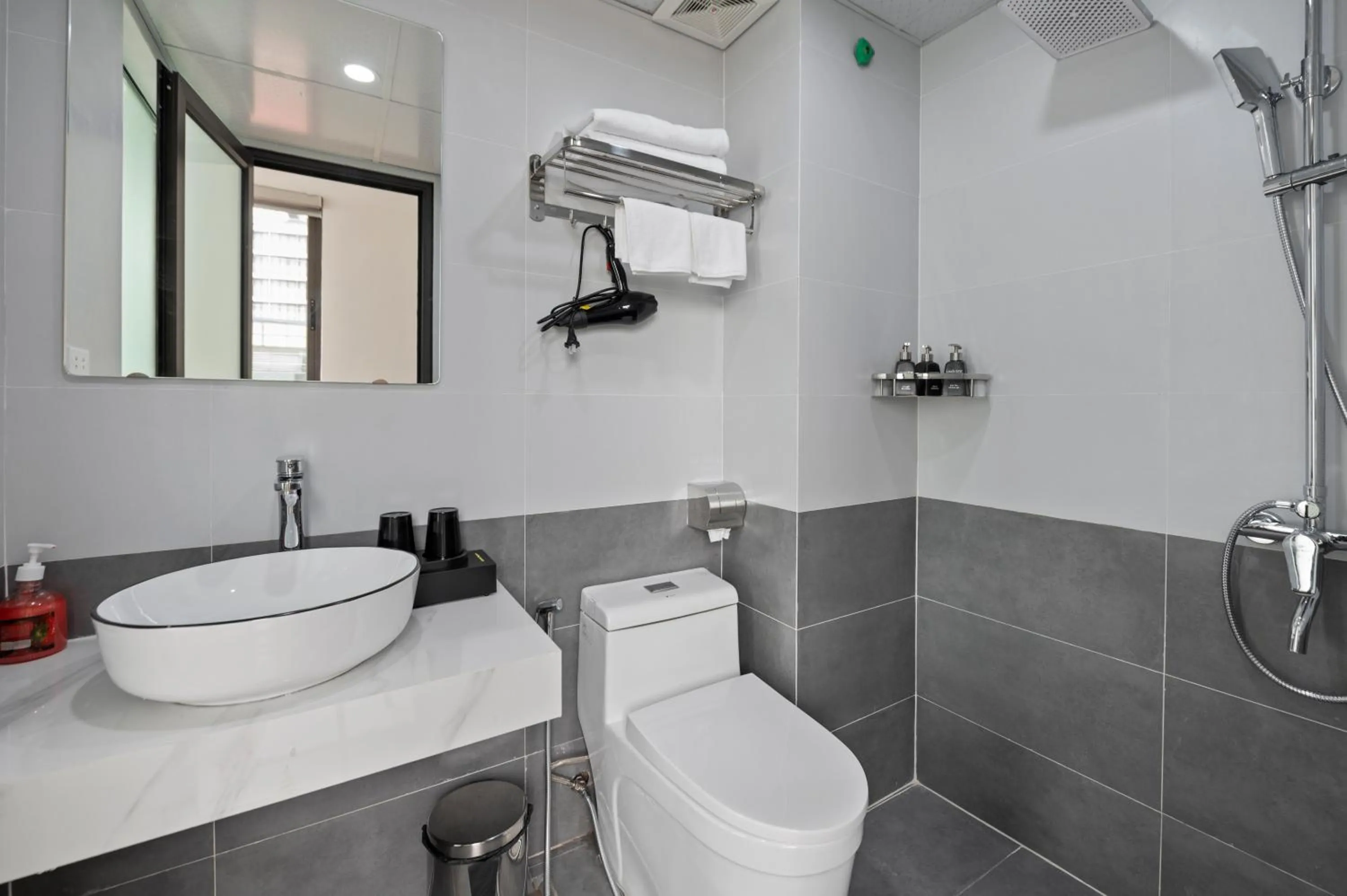 Shower in Lakeview Residence Hotel