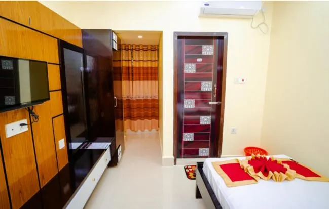 room service, Bed in Adarsha Palace Hotel