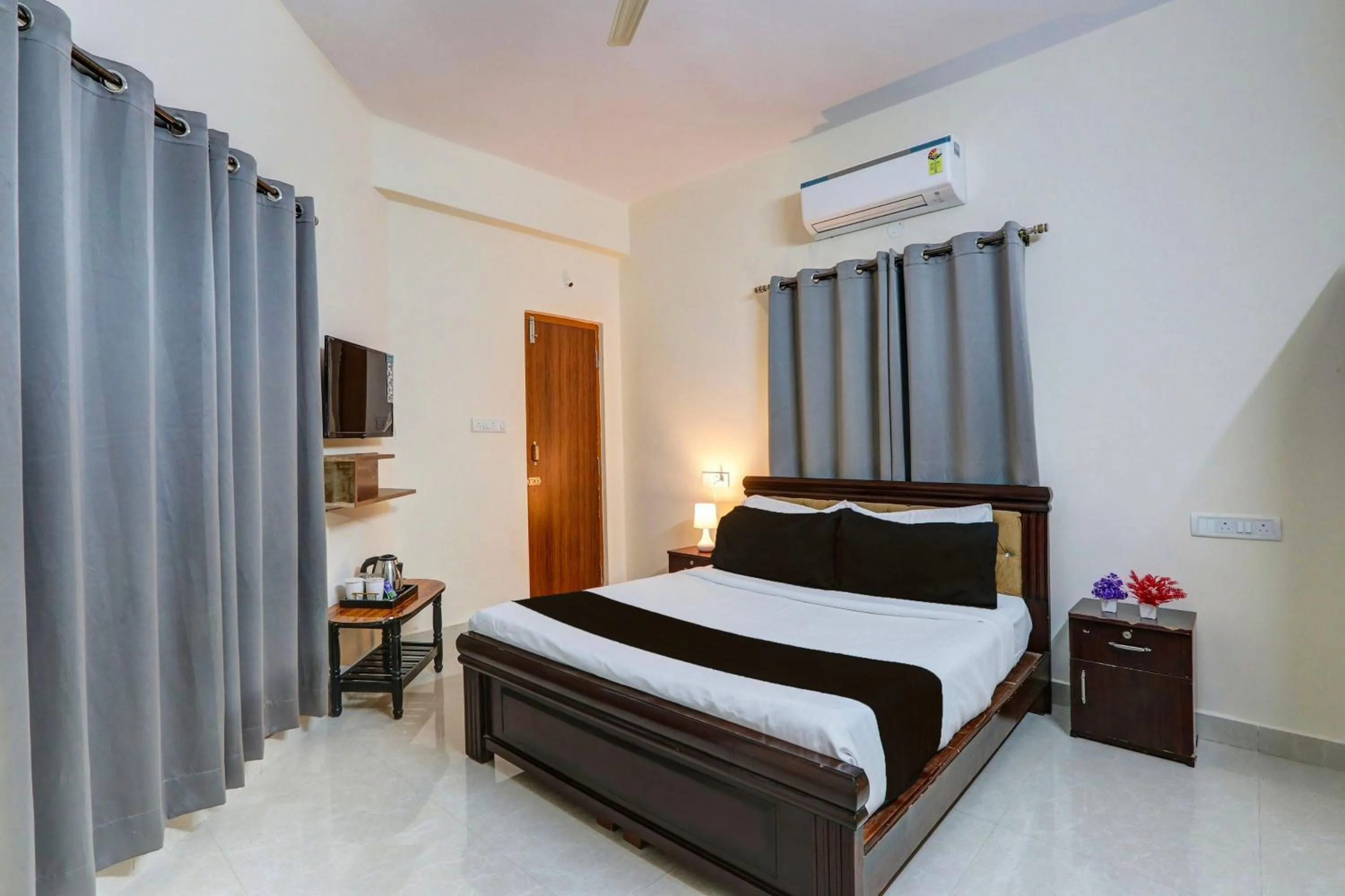 Bedroom, Bed in Super Collection O Sri Nirvana Edge