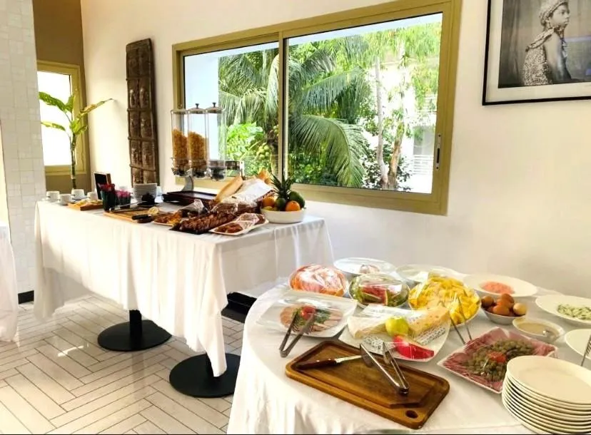 Restaurant/places to eat in Hotel Lepic