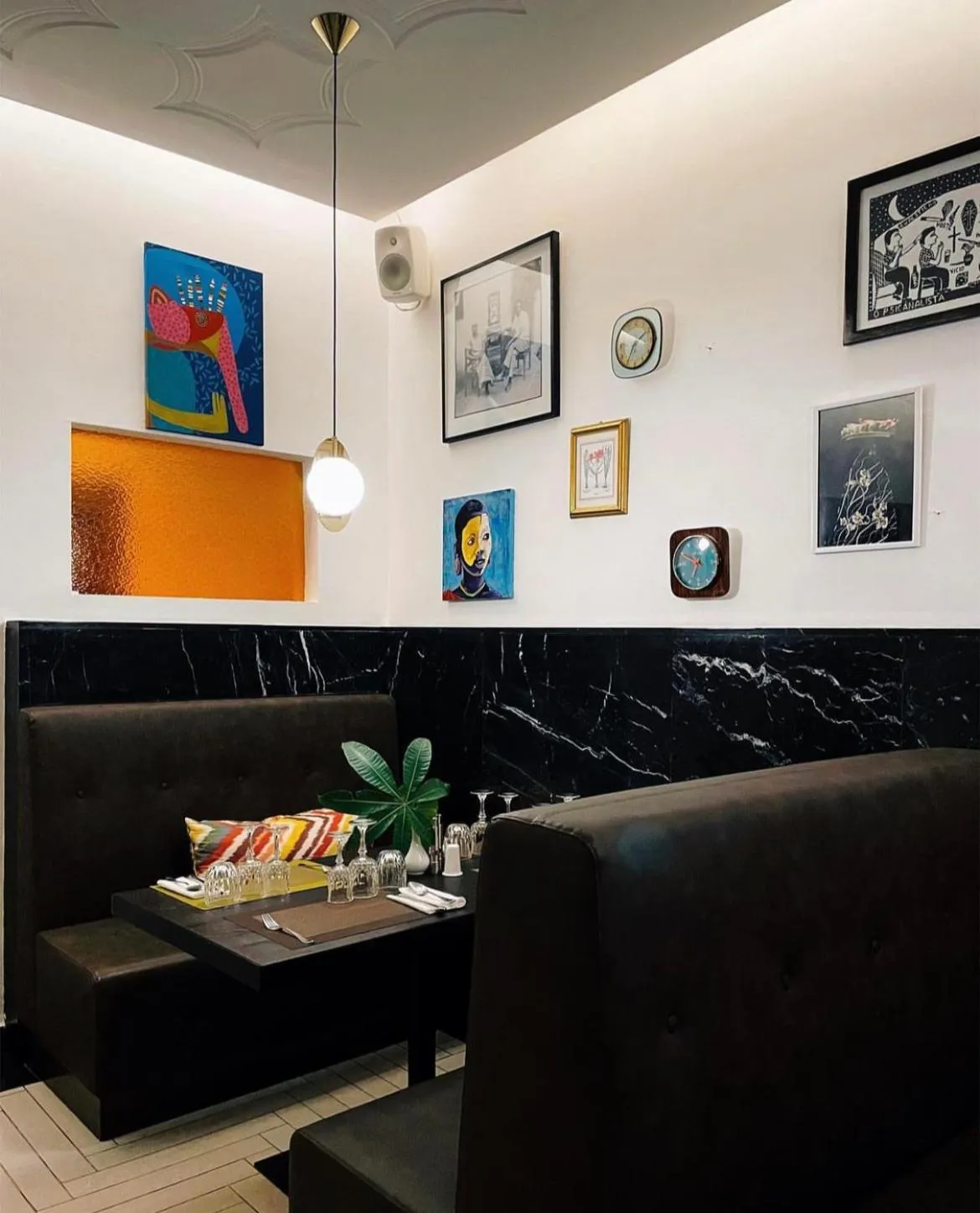 Restaurant/places to eat in Hotel Lepic