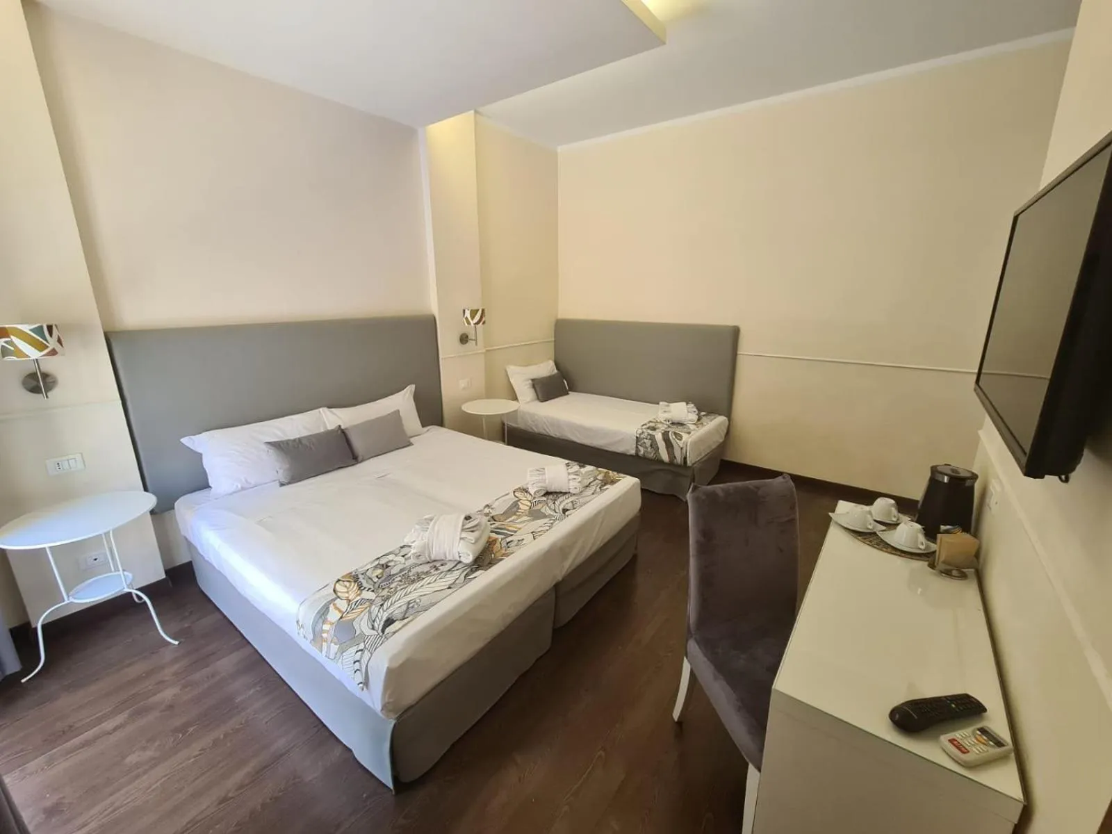 Photo of the whole room, Bed in Caesar Place