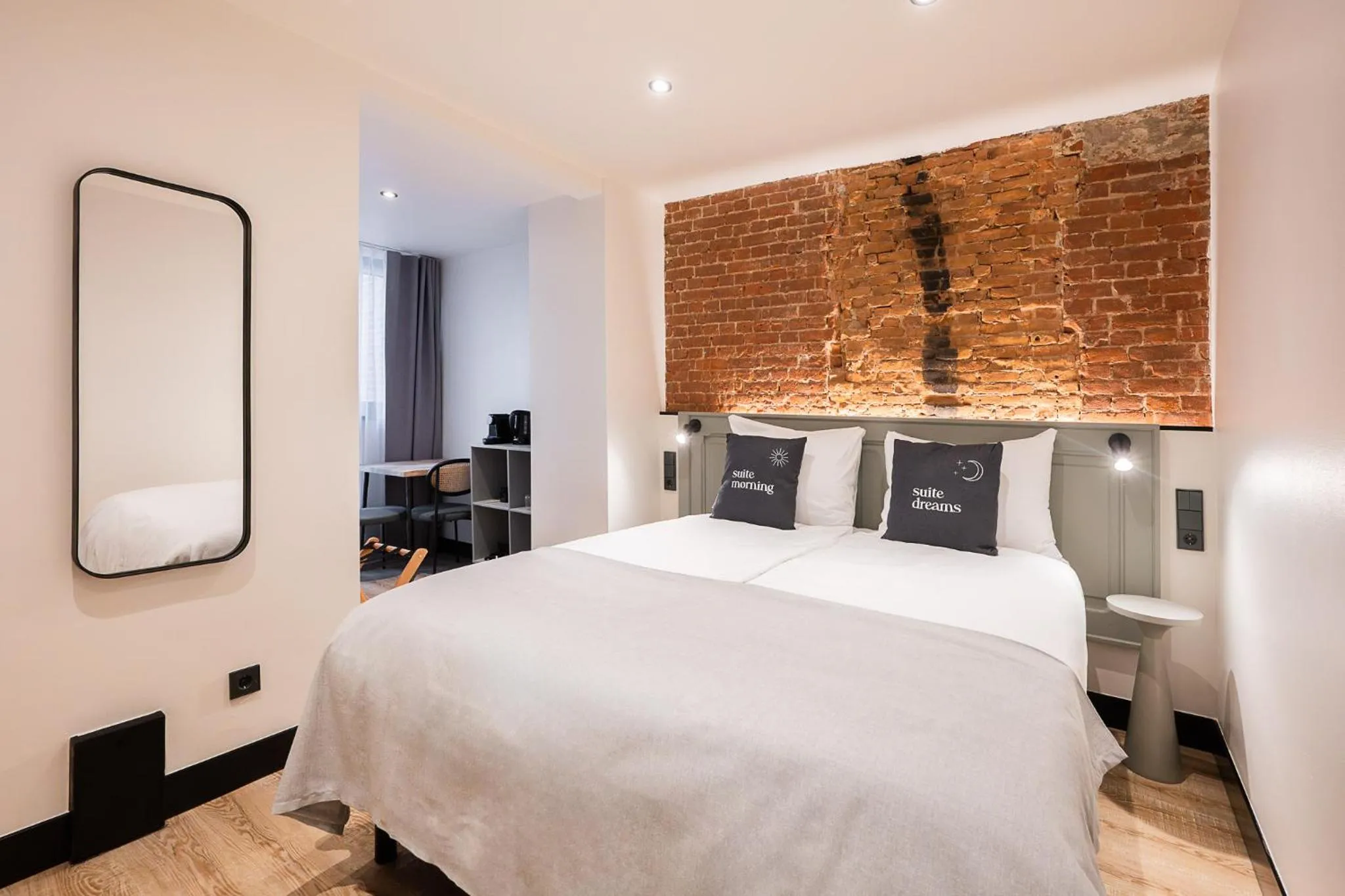 Bed in Limehome Amsterdam Leidsekruisstraat