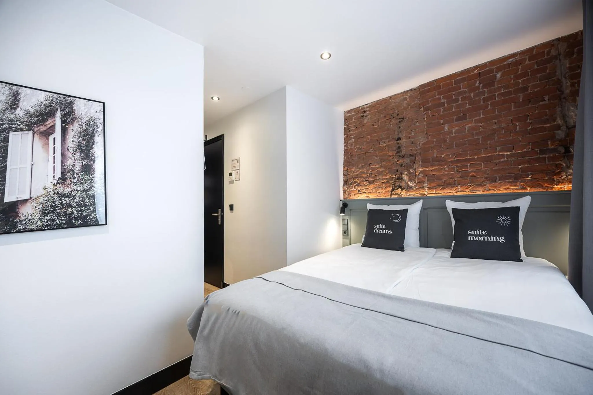 Bed in Limehome Amsterdam Leidsekruisstraat