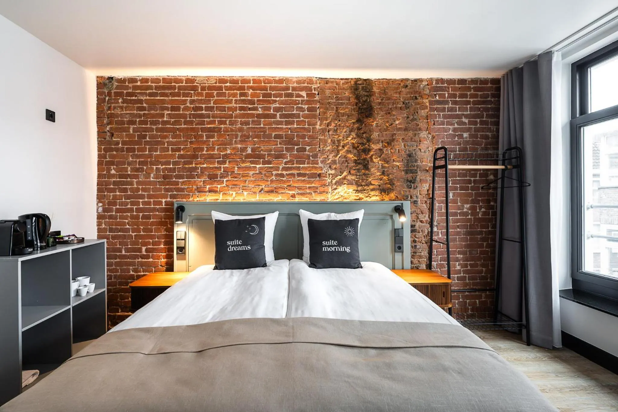 Bed in Limehome Amsterdam Leidsekruisstraat