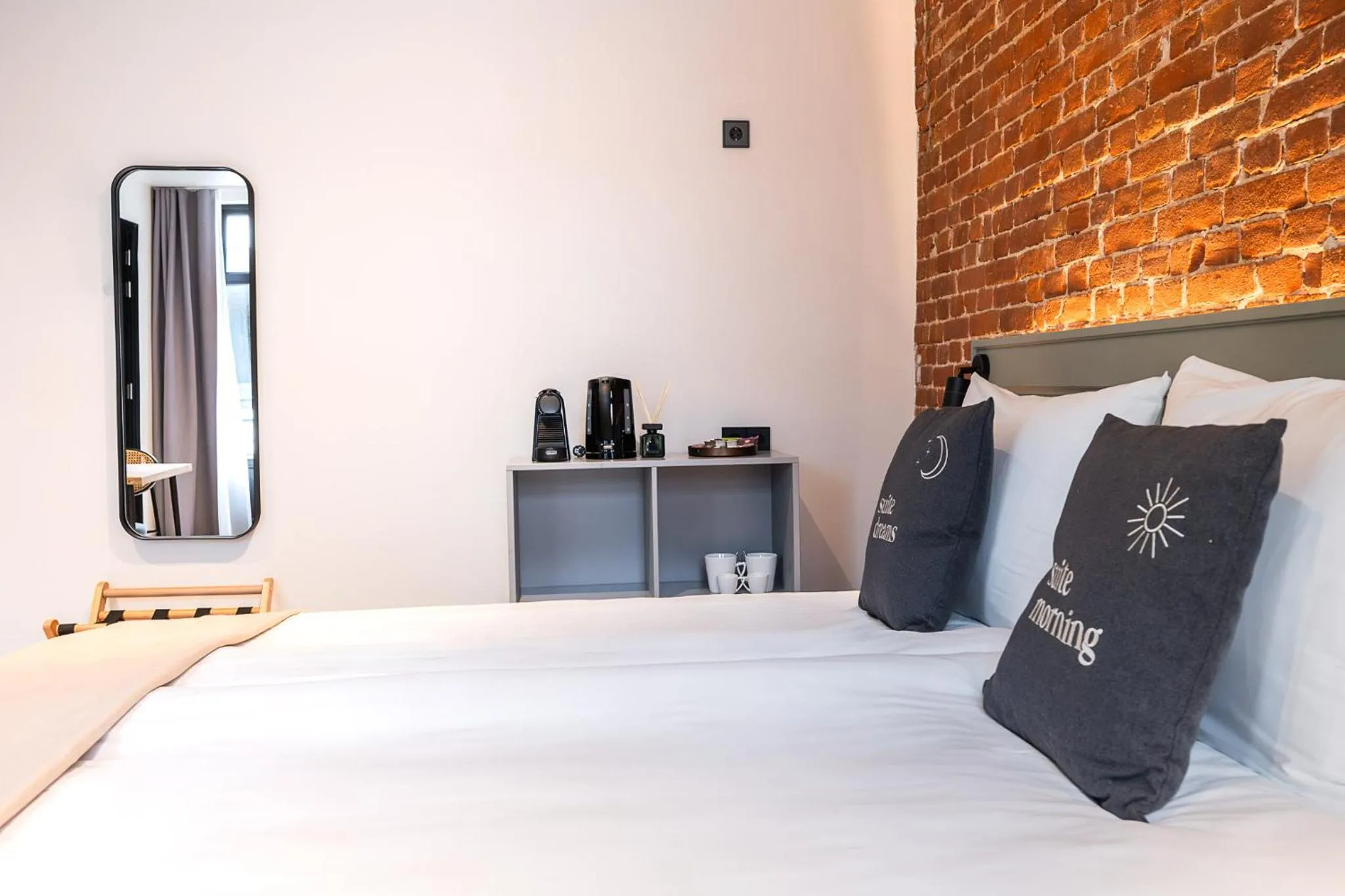 Bed in Limehome Amsterdam Leidsekruisstraat