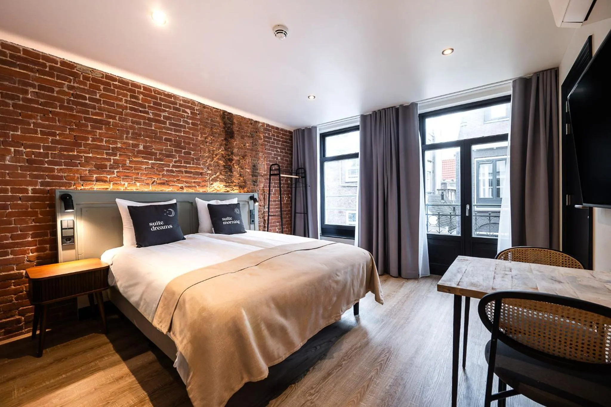 Bed in Limehome Amsterdam Leidsekruisstraat