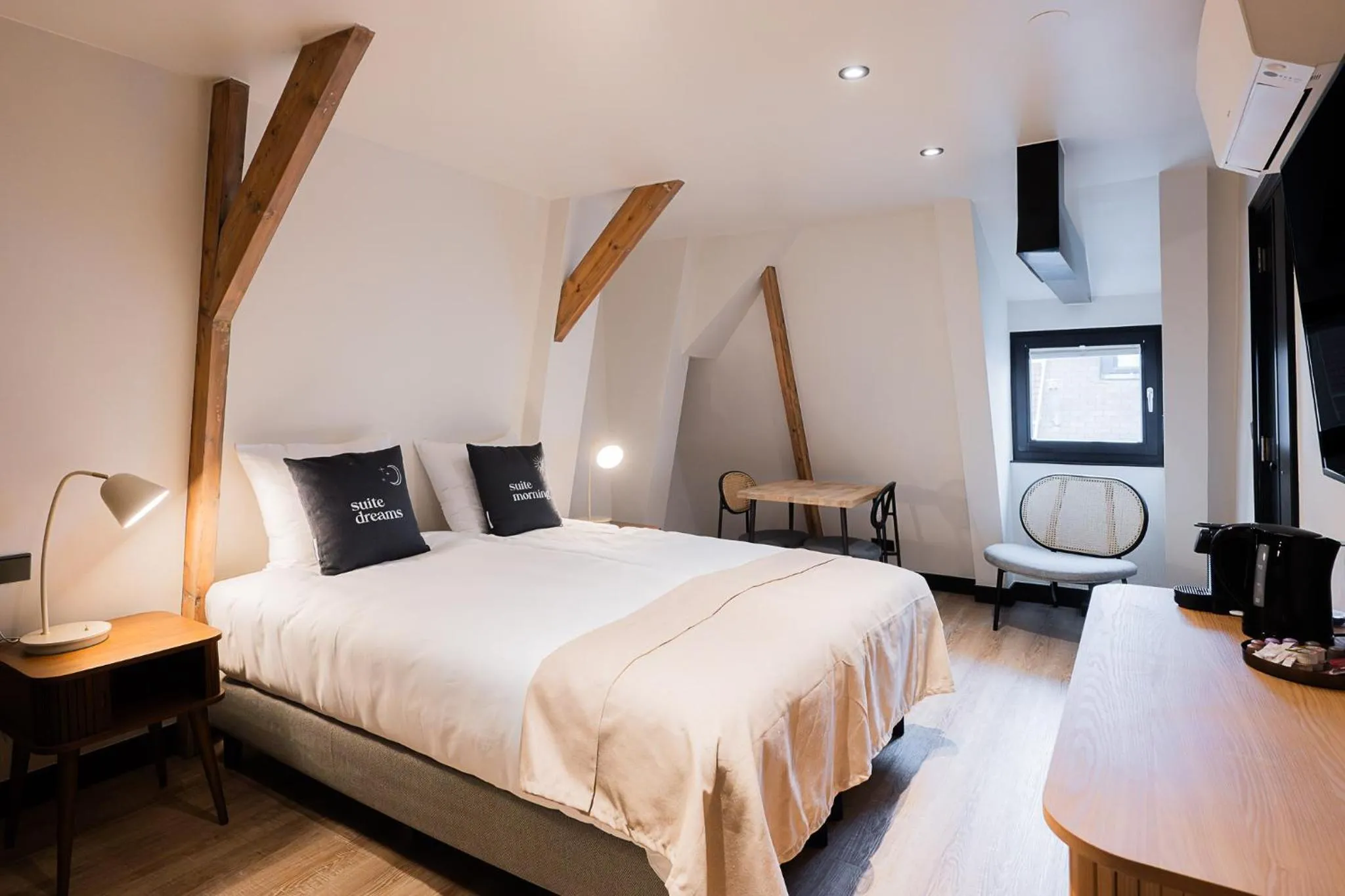 Bed in Limehome Amsterdam Leidsekruisstraat