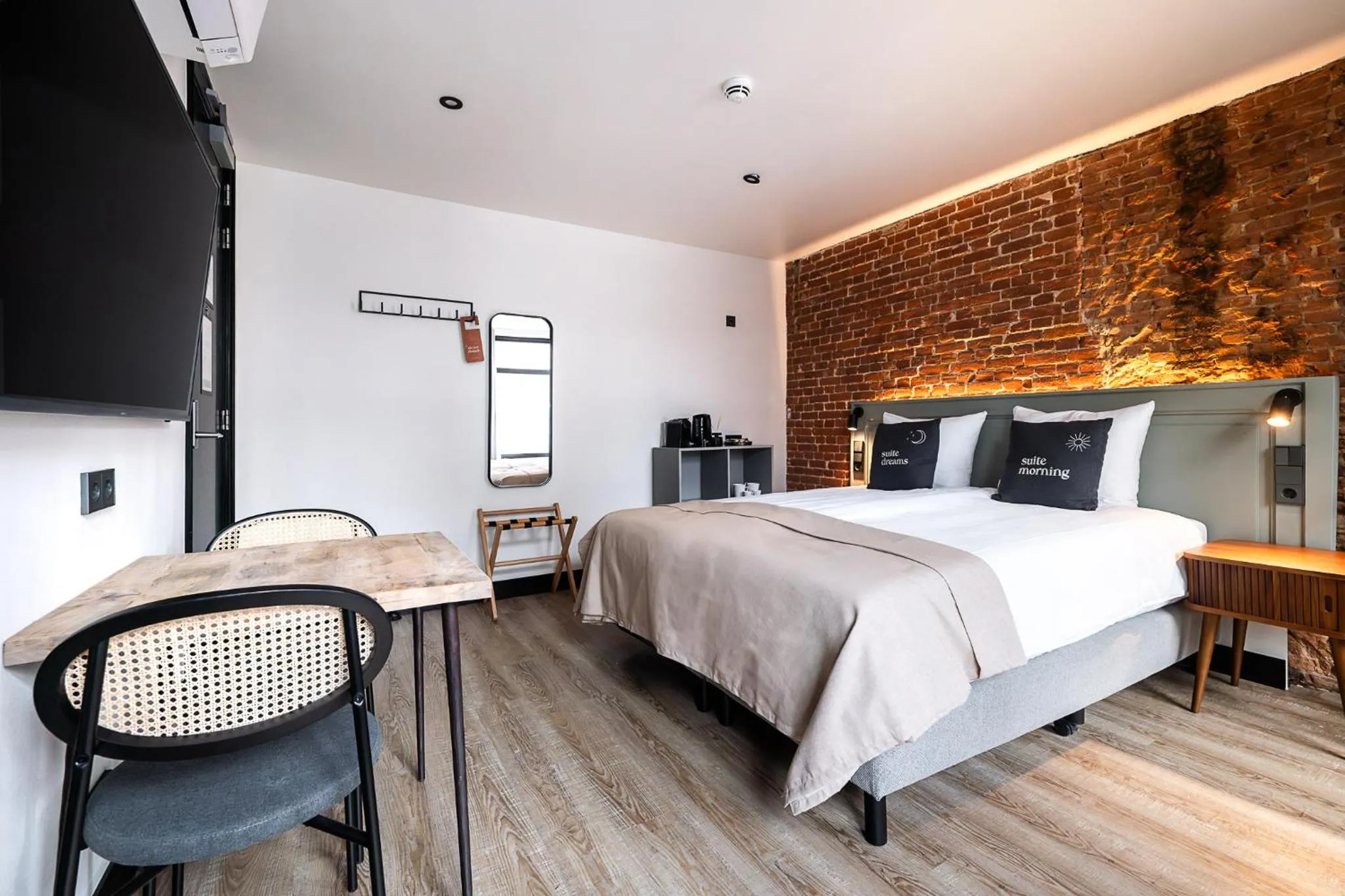 Bed in Limehome Amsterdam Leidsekruisstraat
