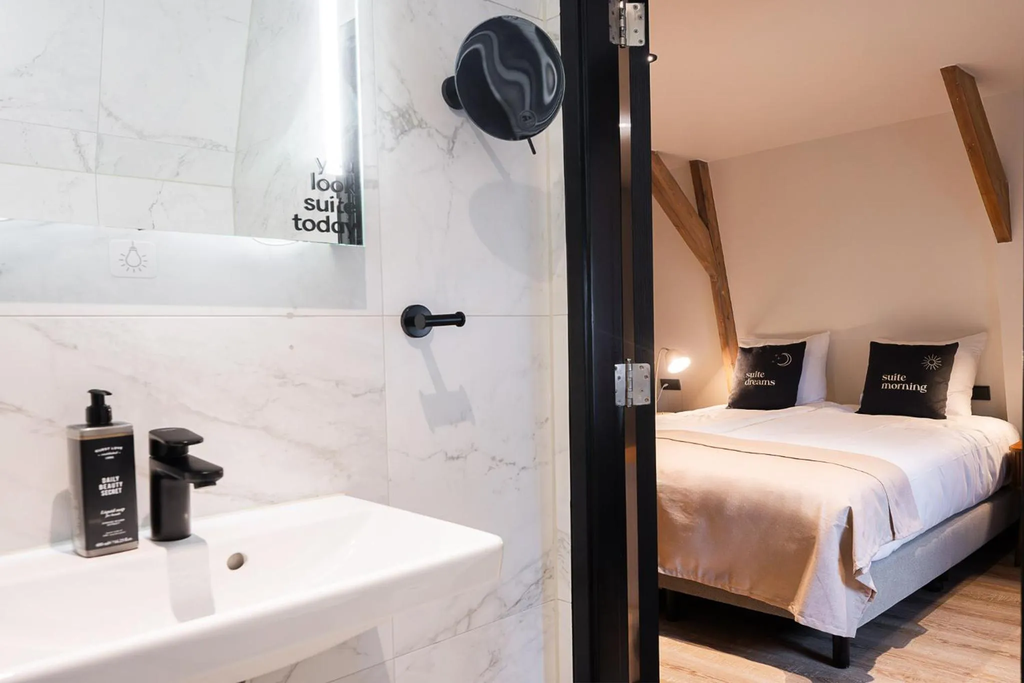 Bathroom, Bed in Limehome Amsterdam Leidsekruisstraat