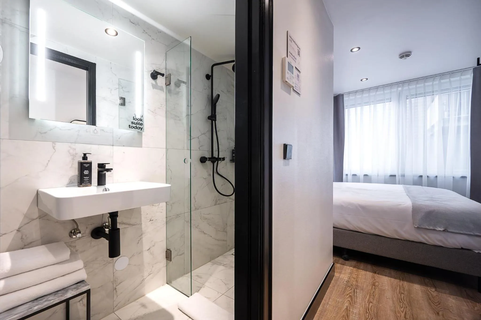 Shower, Bed in Limehome Amsterdam Leidsekruisstraat