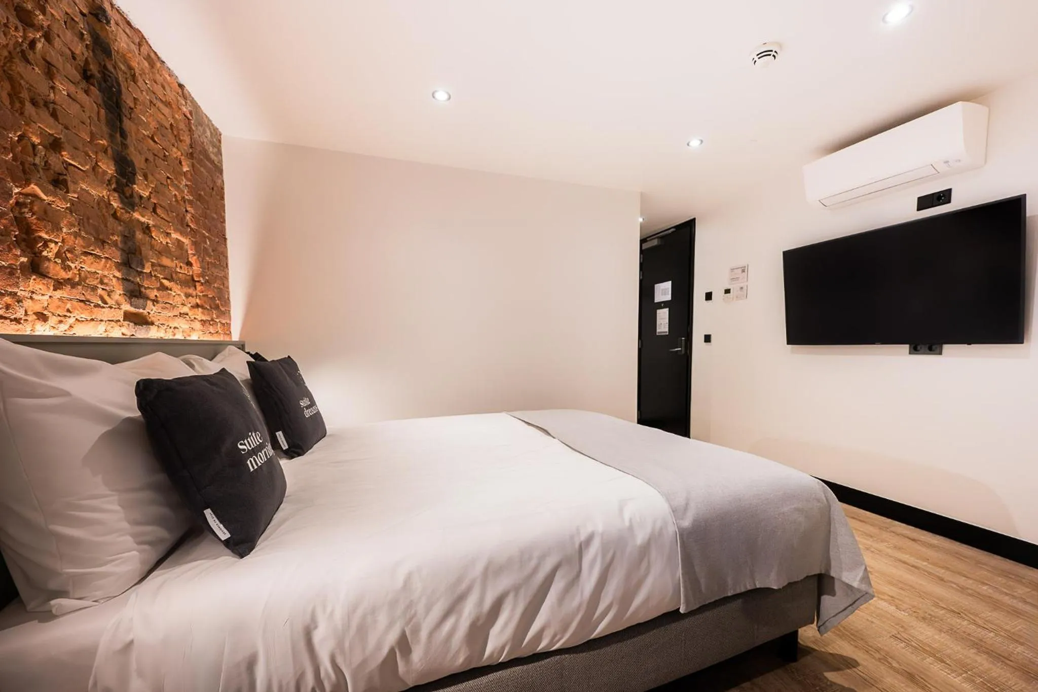Bed in Limehome Amsterdam Leidsekruisstraat