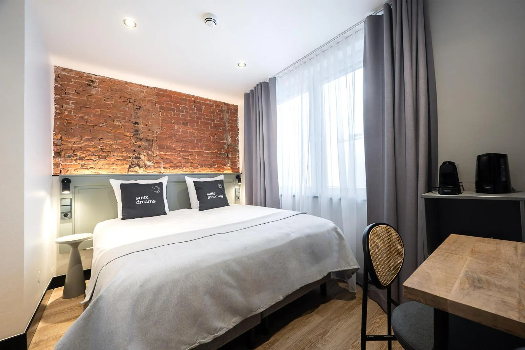 Bed in Limehome Amsterdam Leidsekruisstraat