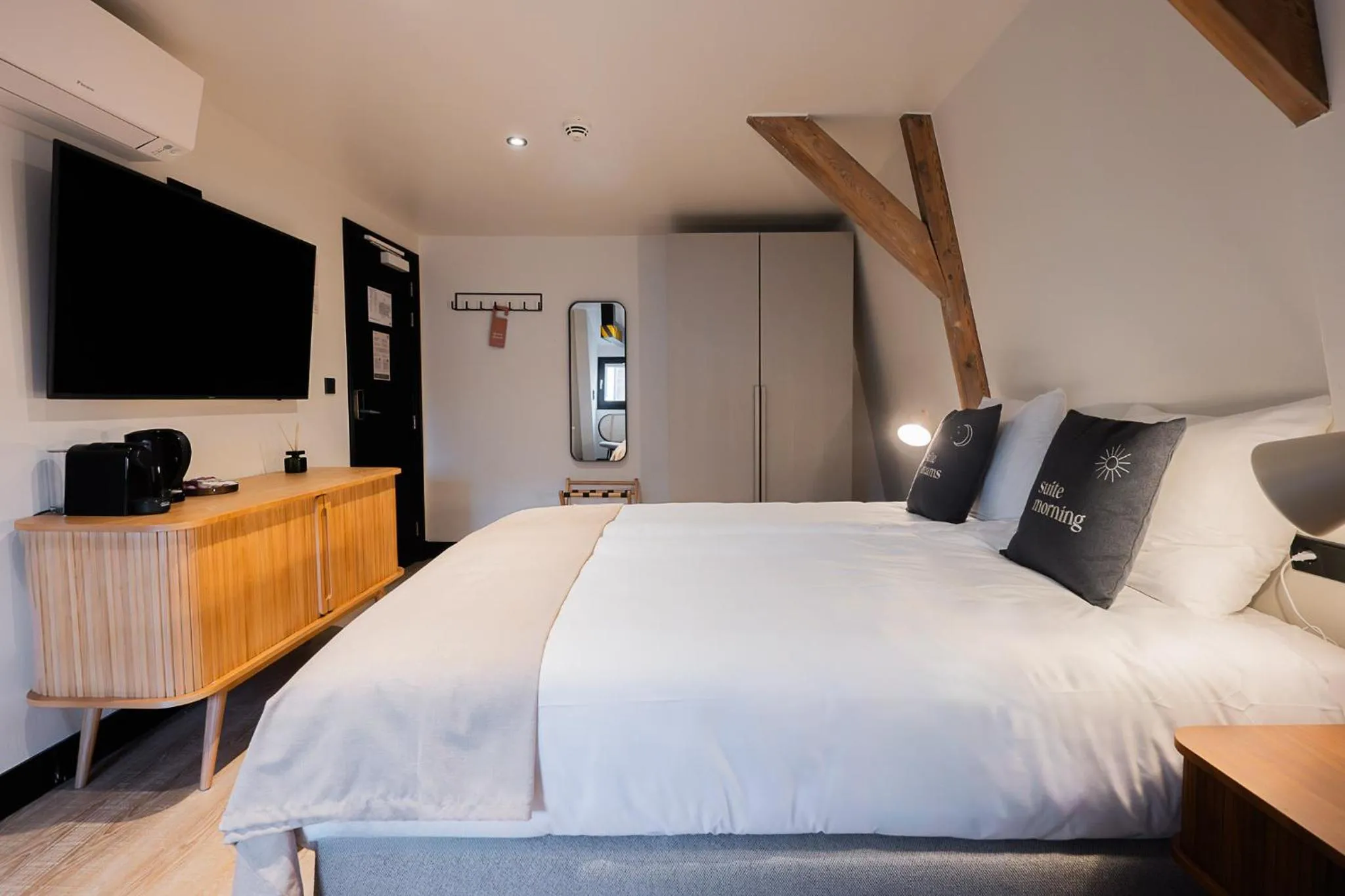 Bed in Limehome Amsterdam Leidsekruisstraat