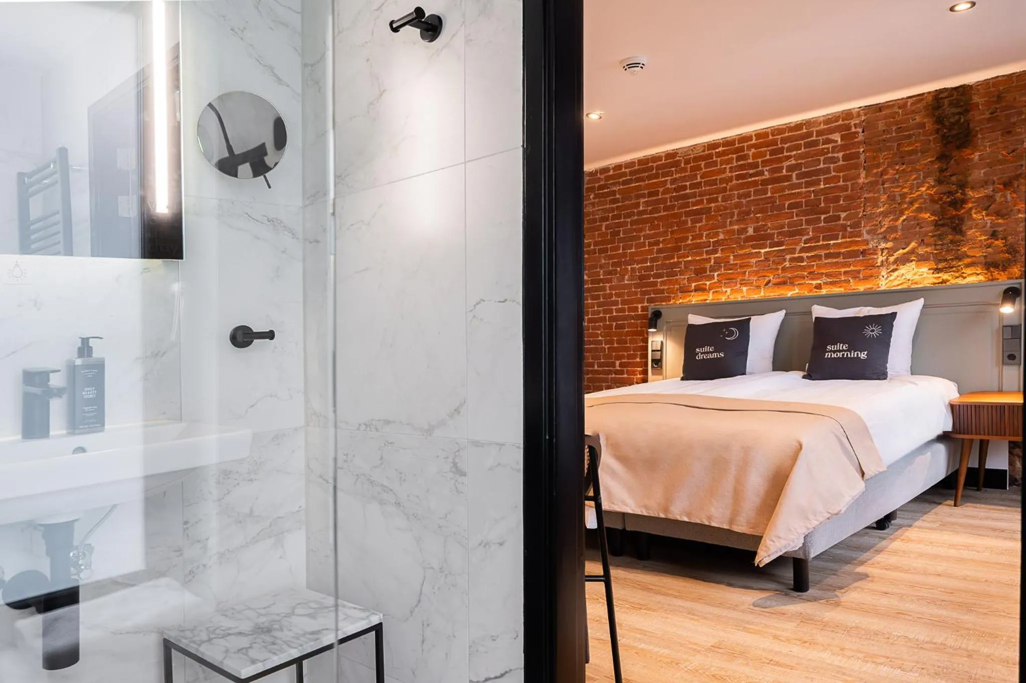 Bed in Limehome Amsterdam Leidsekruisstraat