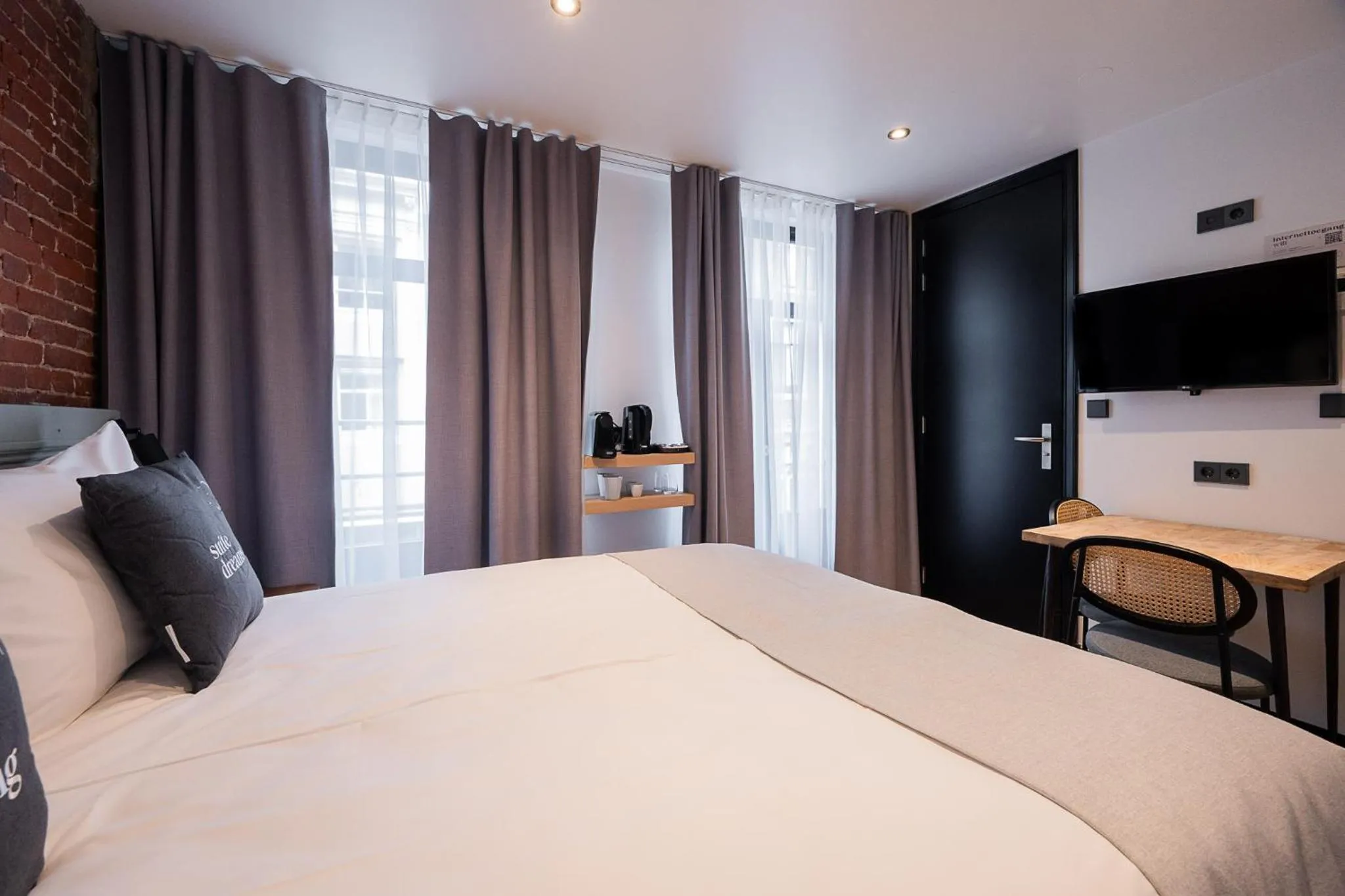 Bed in Limehome Amsterdam Leidsekruisstraat