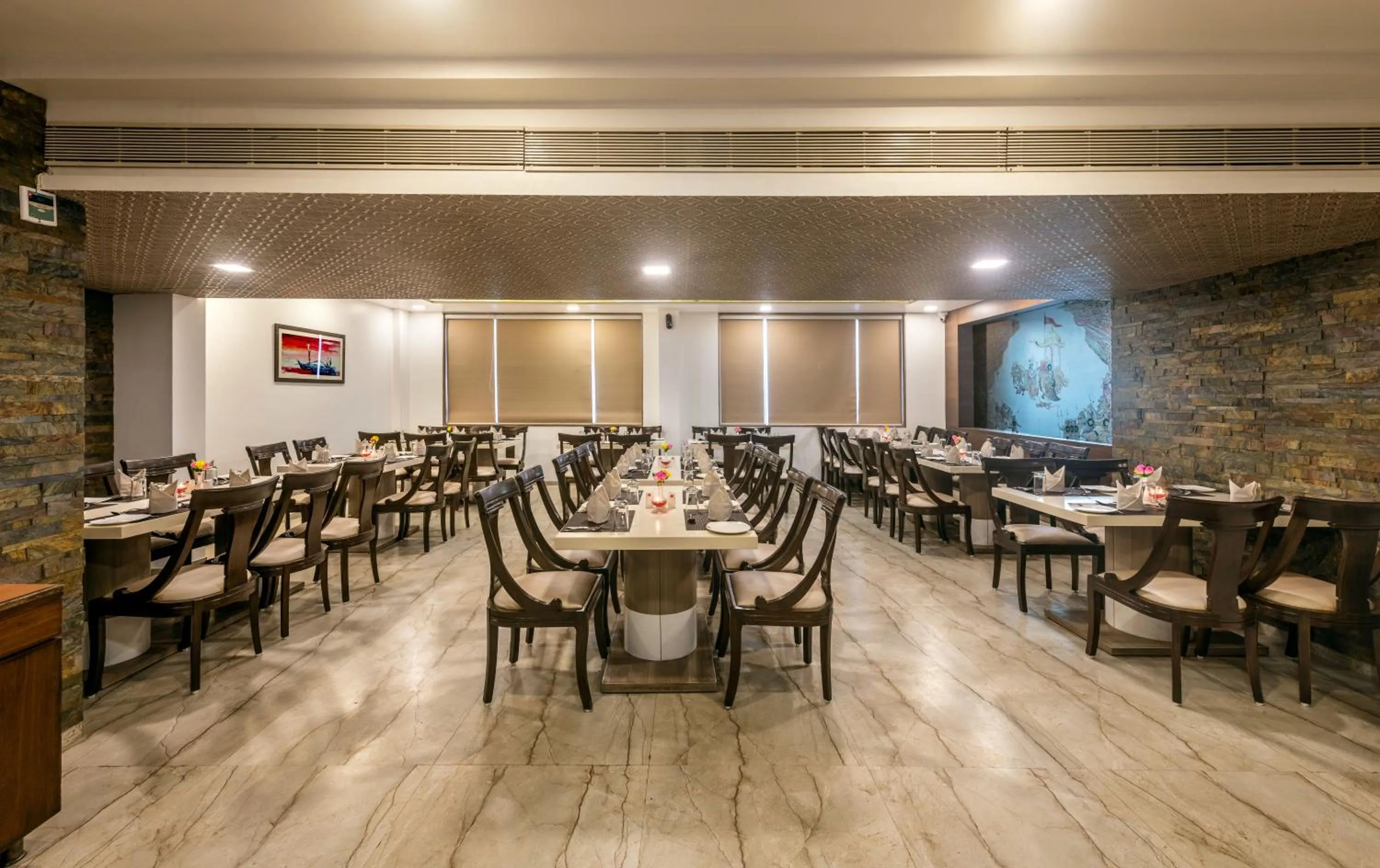 Restaurant/places to eat in Dwarkadhish Lords Eco Inn