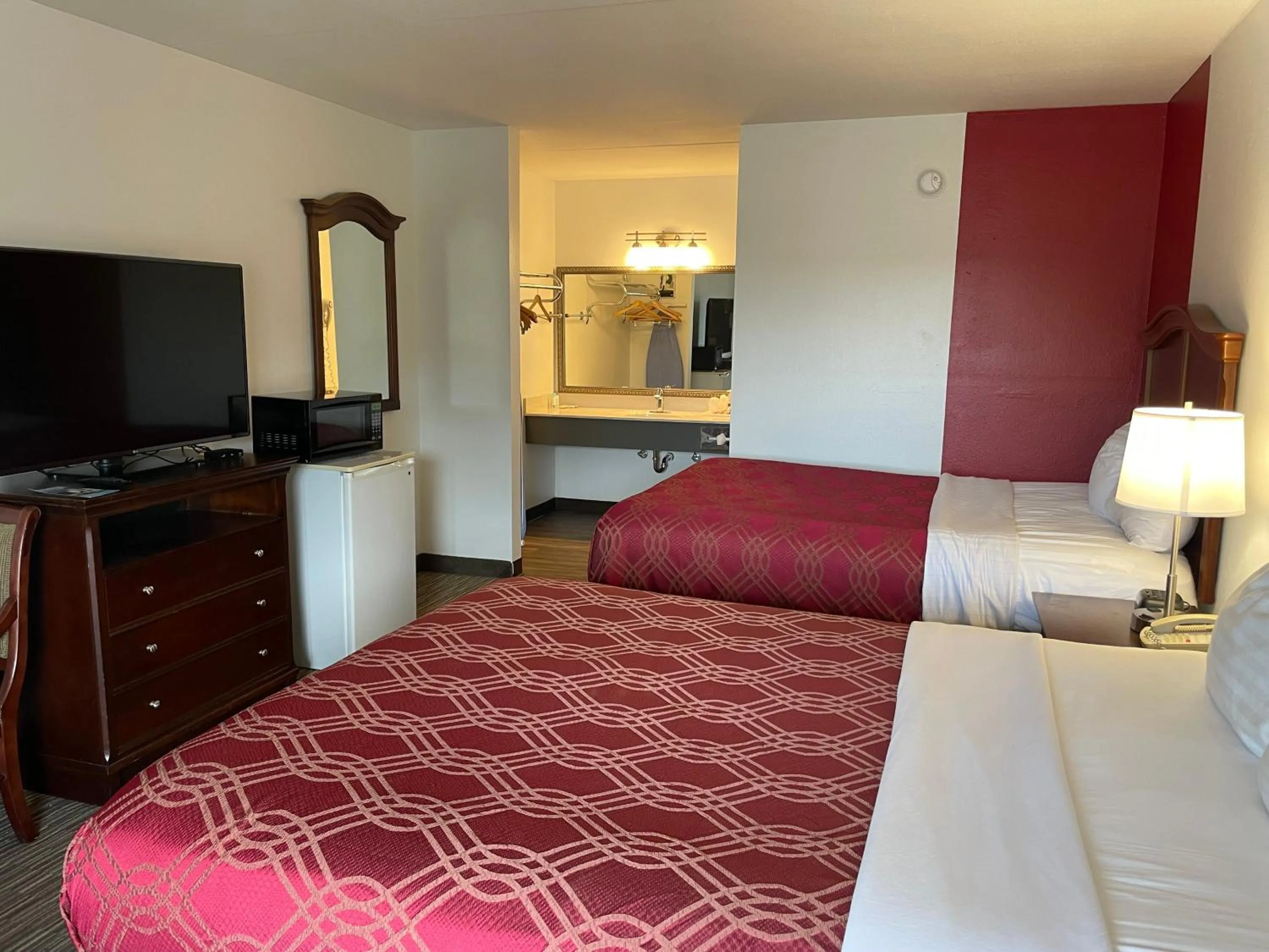 TV and multimedia in Ramada by Wyndham Branson Theatre District