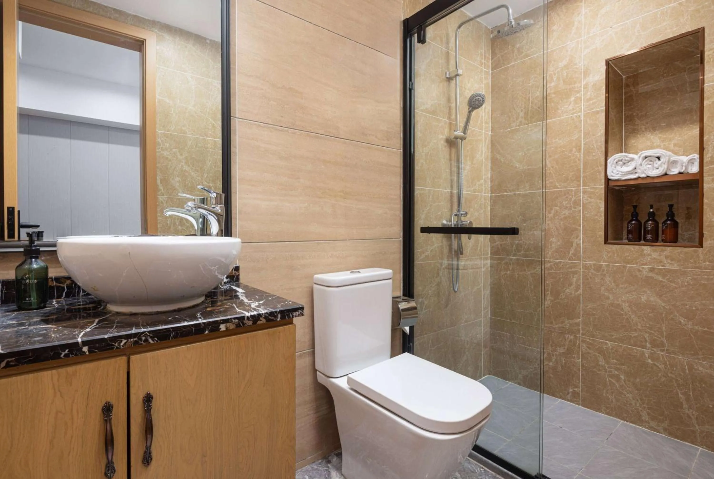 TV and multimedia in Days Inn by Wyndham Hangzhou Zhuantang