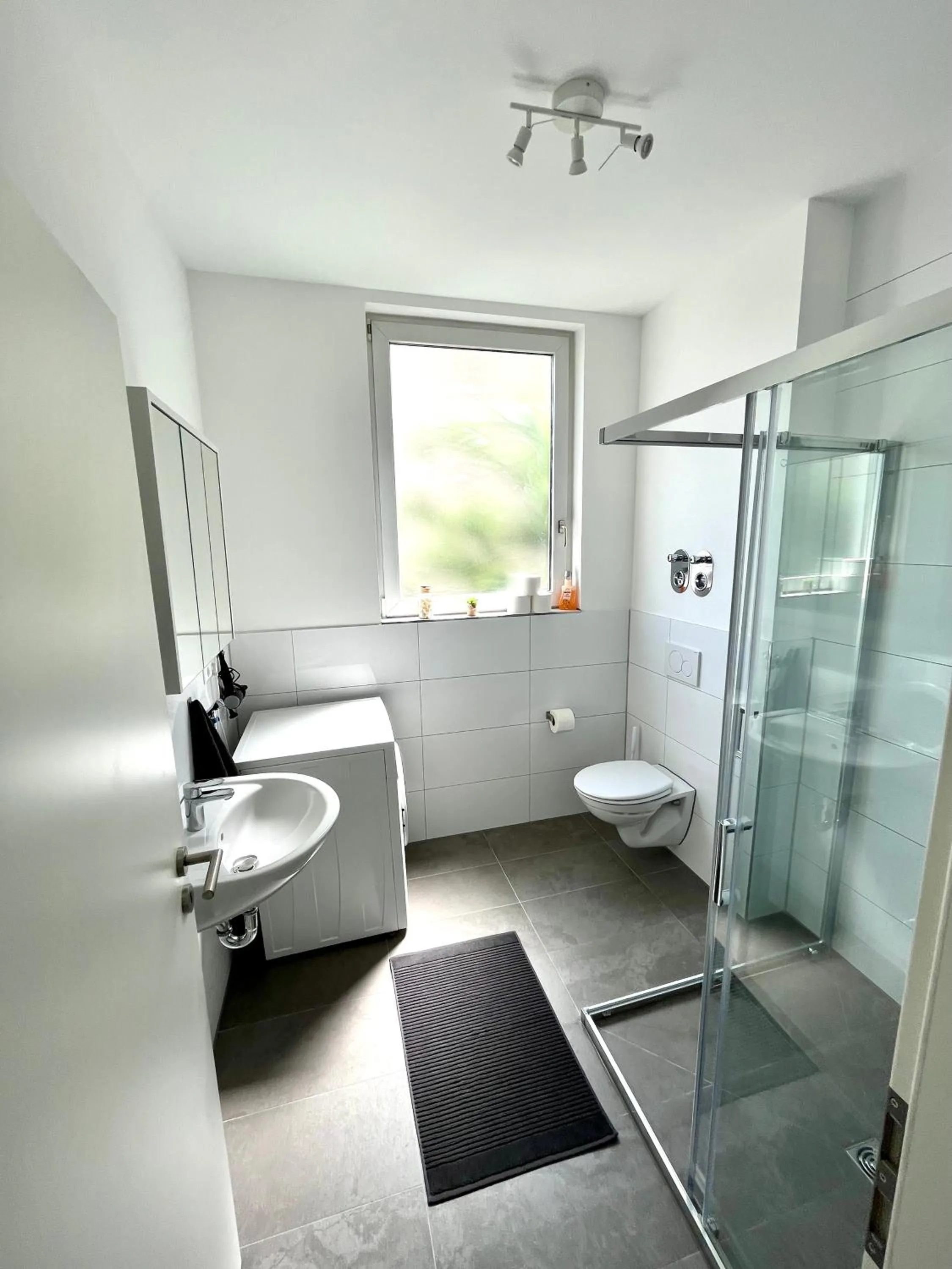 Shower in Handwerker Wohnung - WLAN - Küche - Bad - bis zu 4 Personen