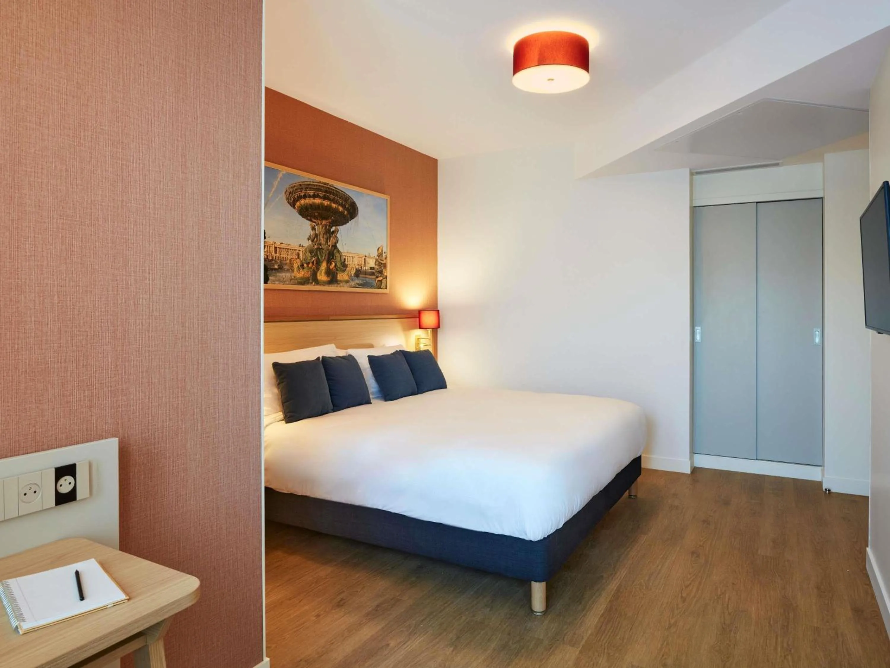 Bedroom, Bed in Aparthotel Adagio Paris Boulogne