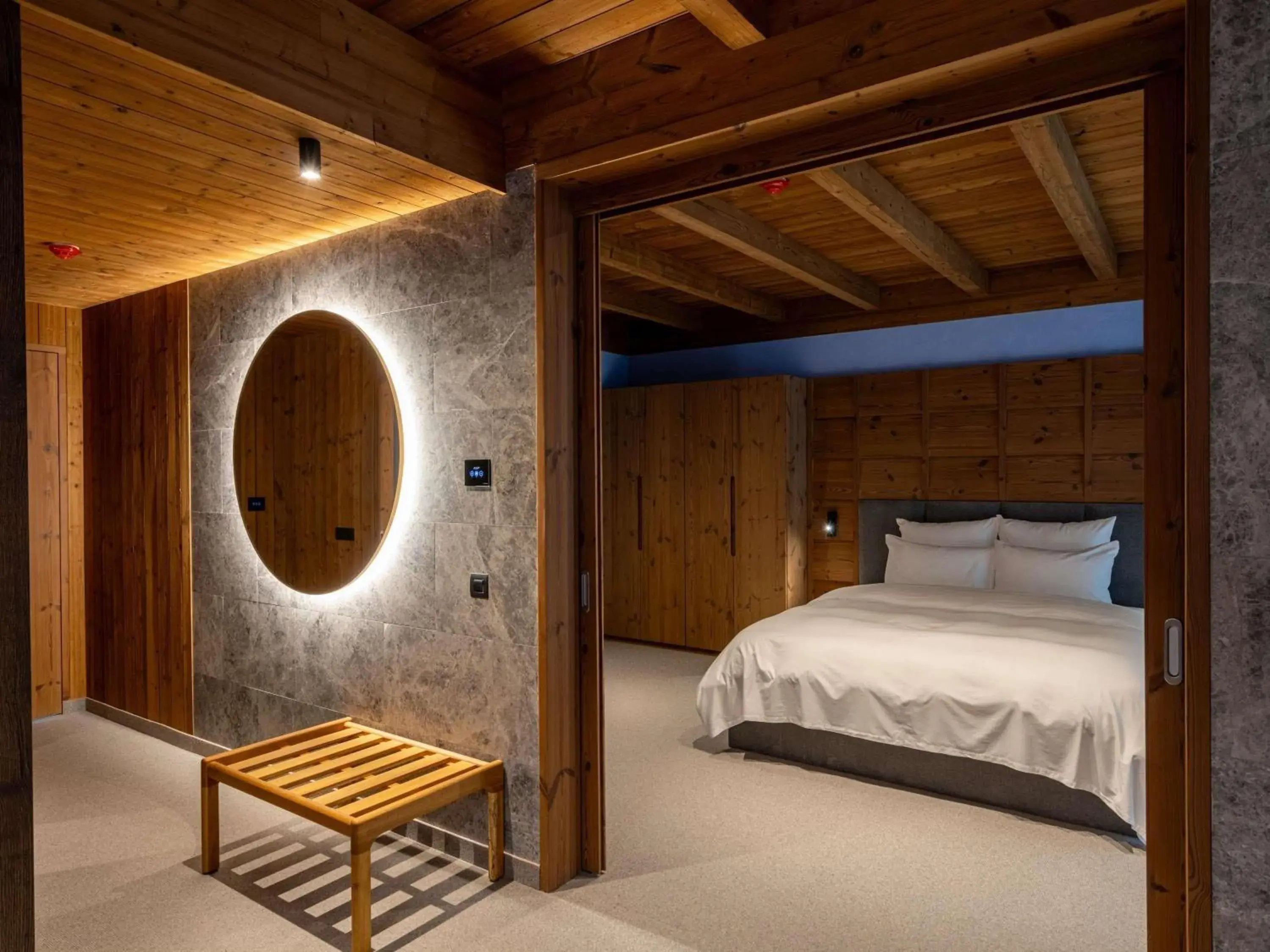 Swiss Select Room with One King Bed in Swissôtel Poiana Brasov Swiss Select Room with One King Bed in Swissôtel Poiana Brasov