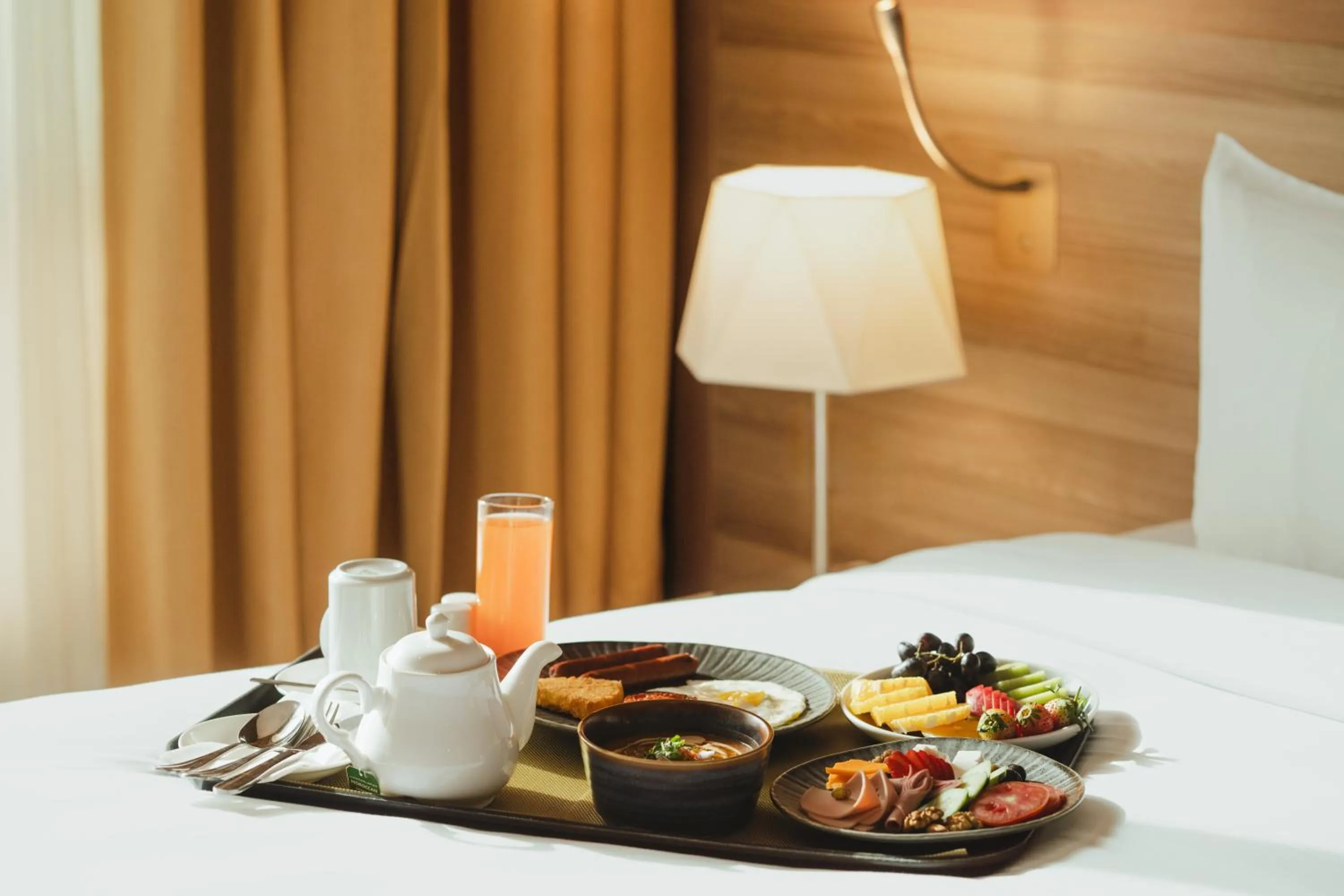 Bed in Mercure Makkah Aziziah