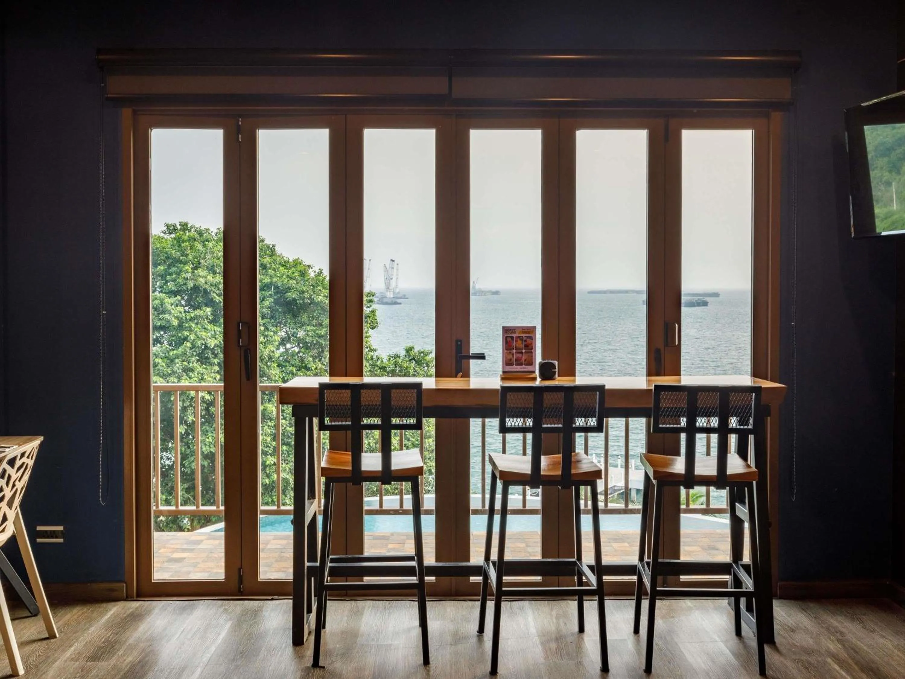 Restaurant/places to eat in Novotel Koh Si Chang