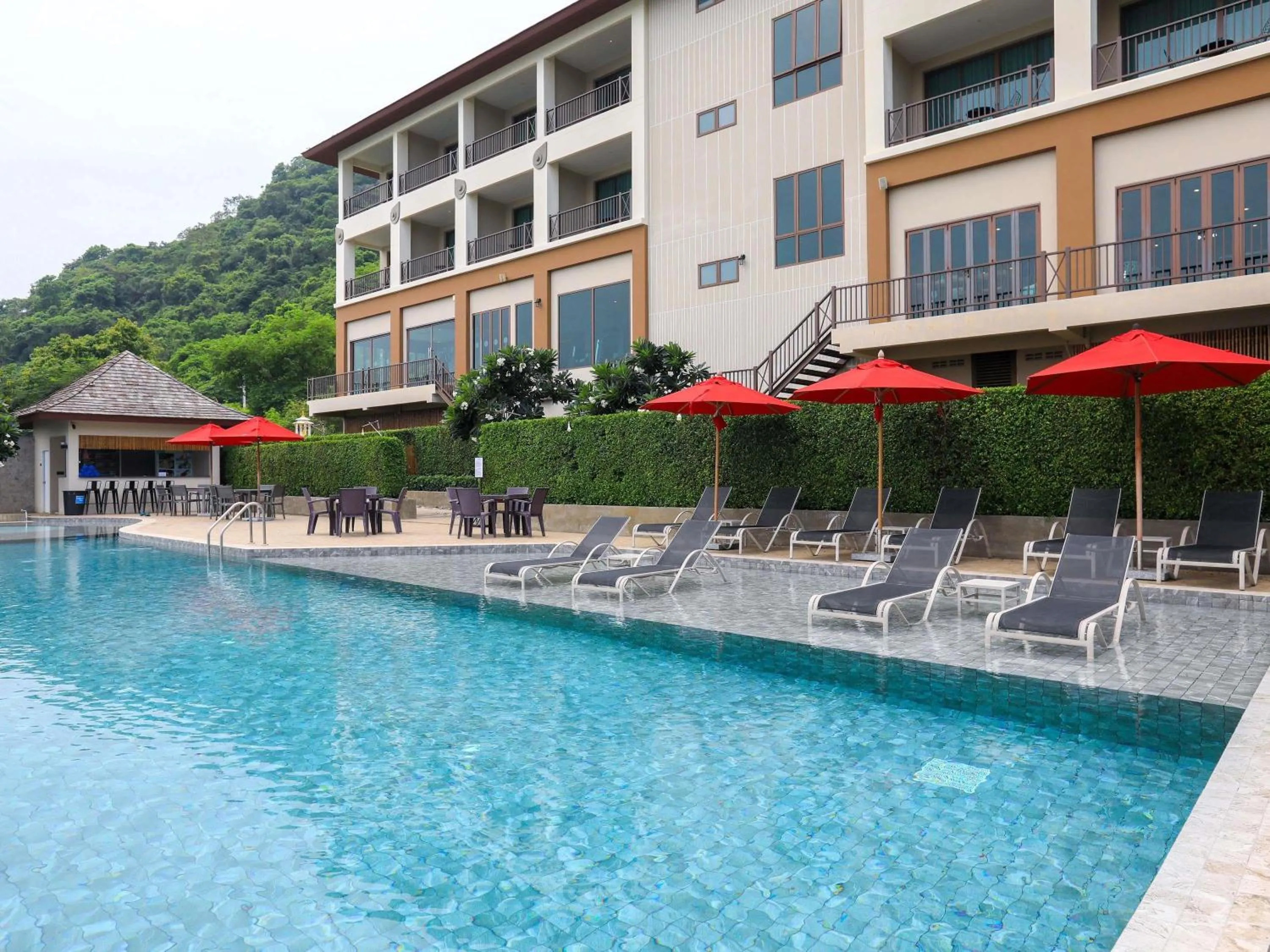 Lounge or bar in Novotel Koh Si Chang