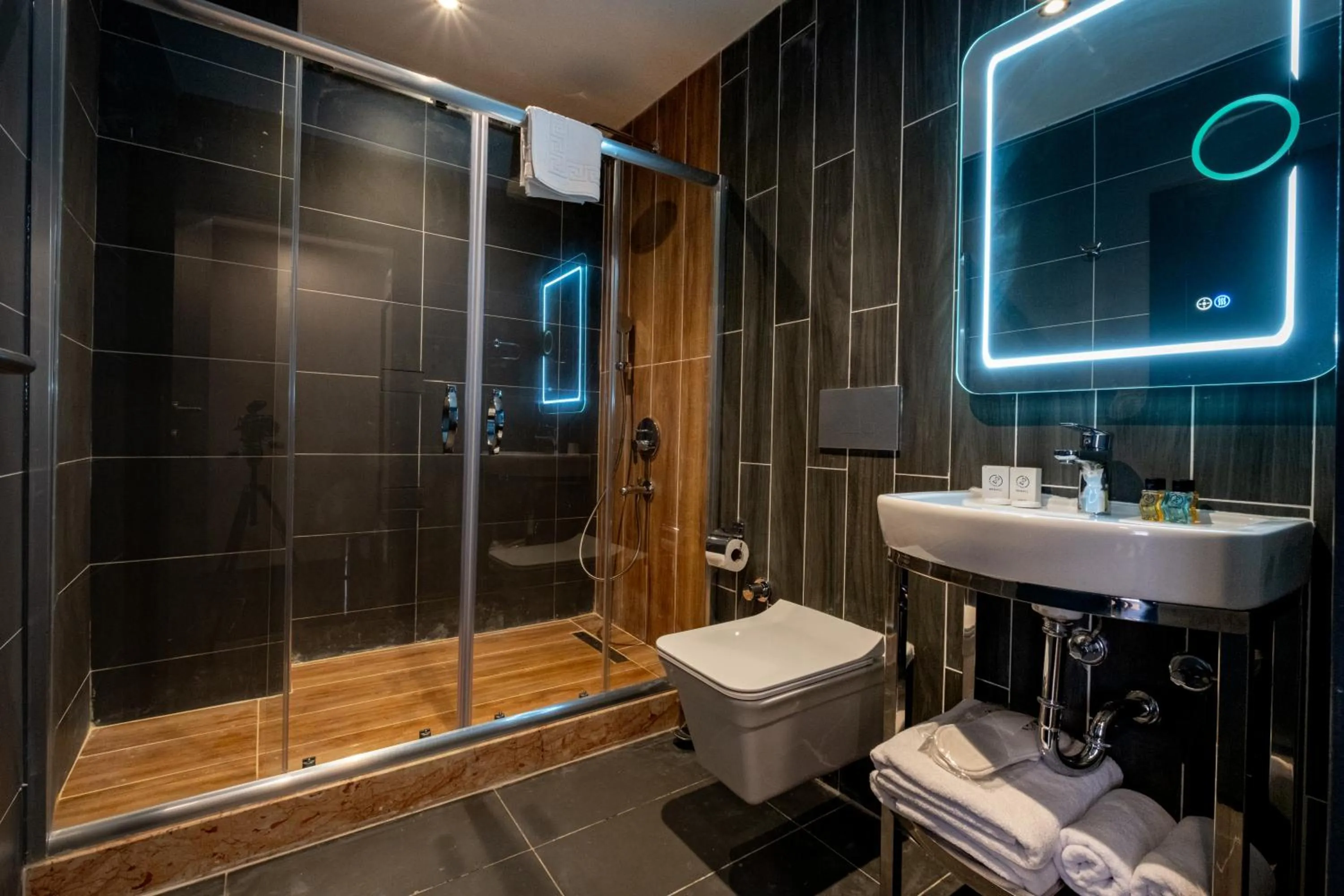 Shower in The Row Suites Taksim