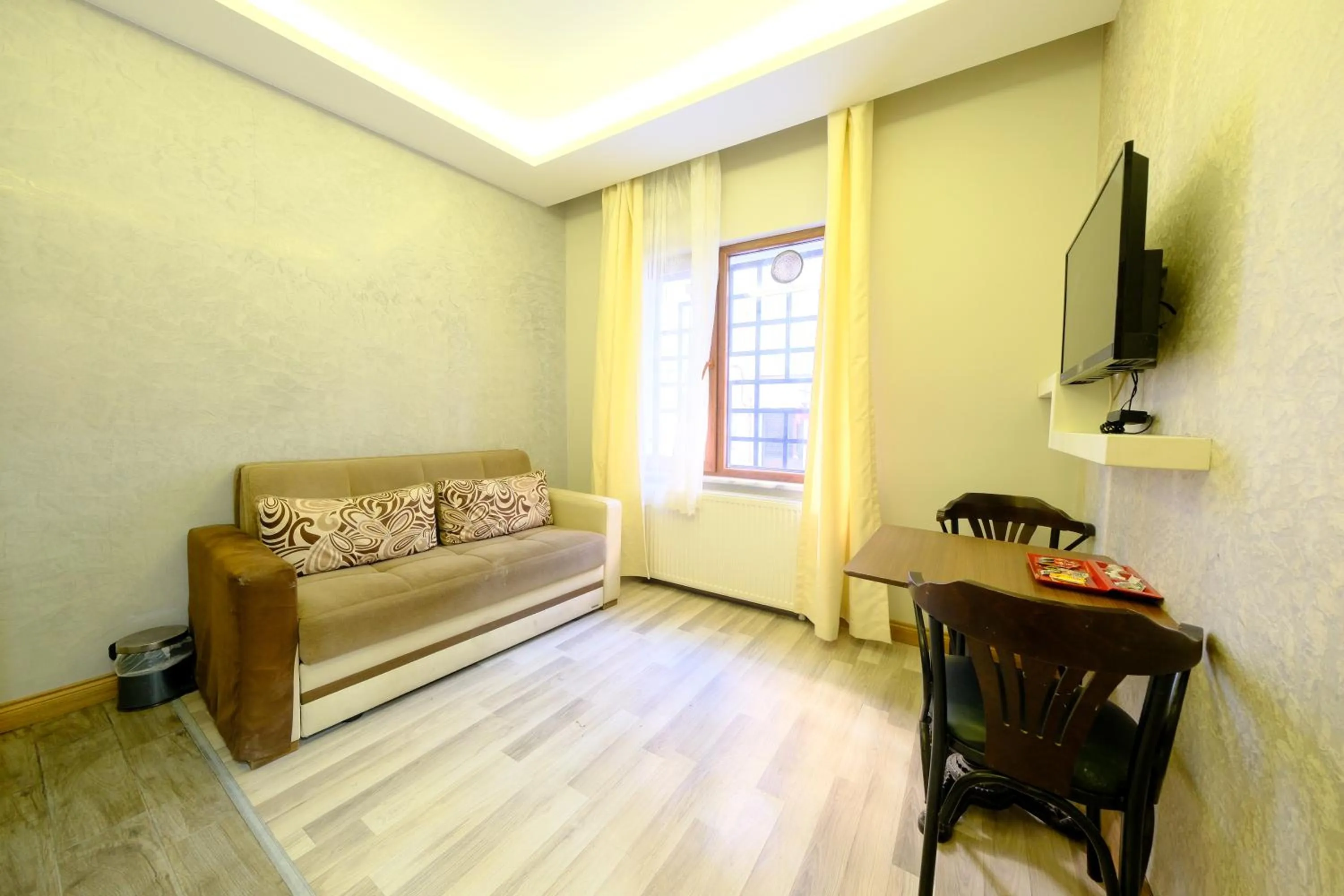 Communal lounge/ TV room in Taksim Celebi Suites