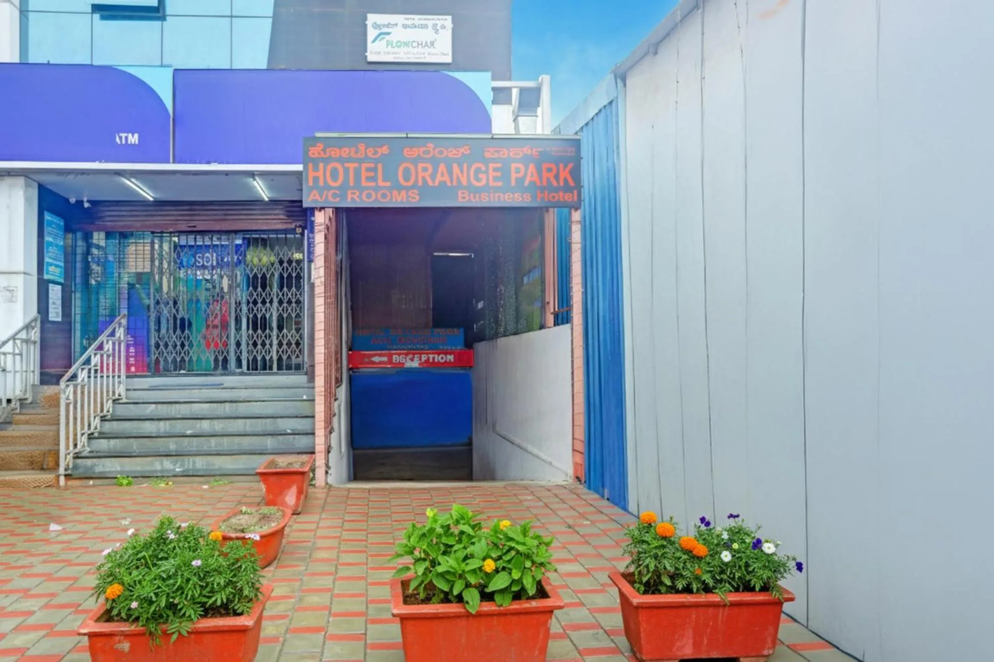 Property building in Hotel Orange Park