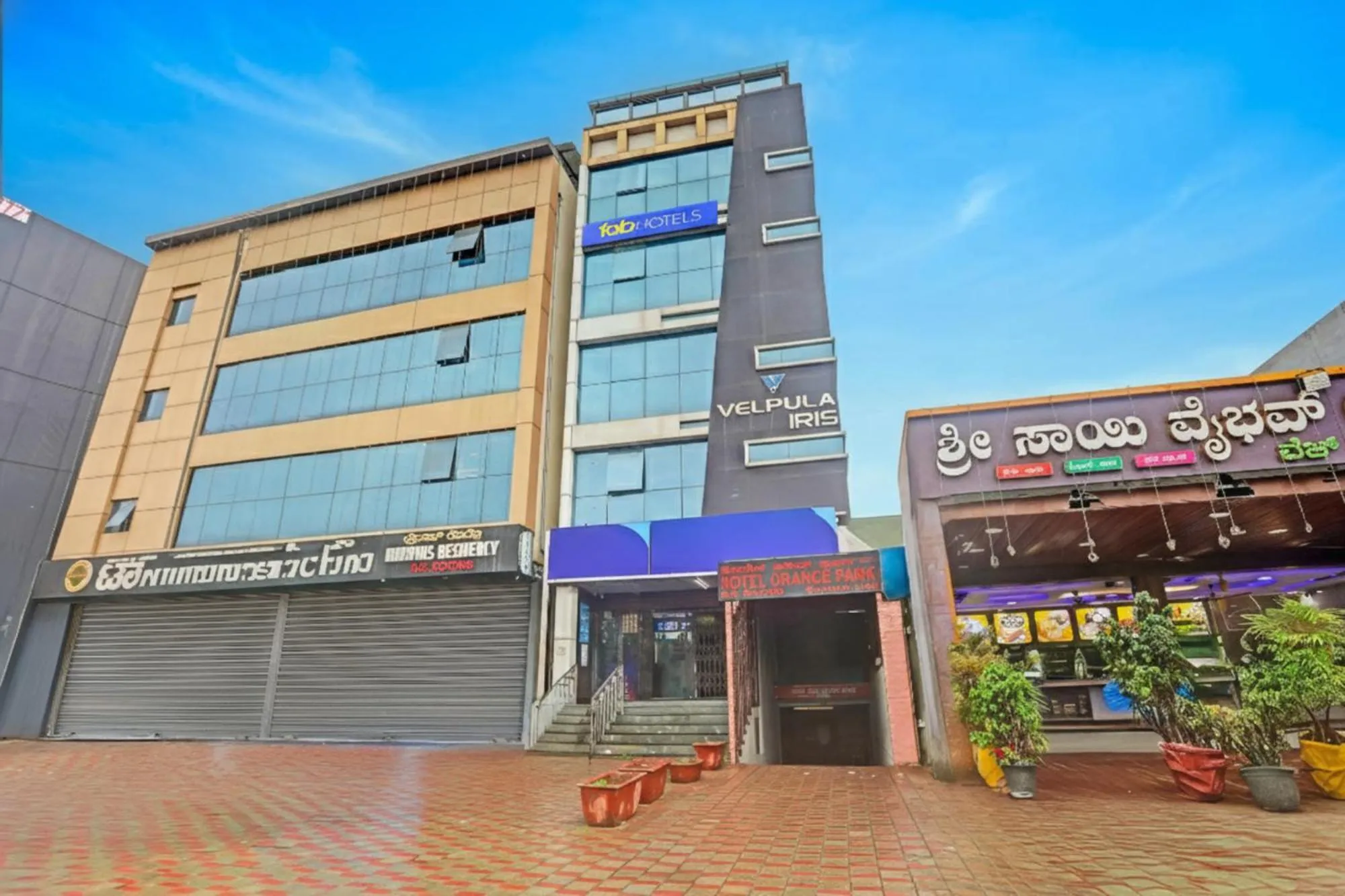 Property building in Hotel Orange Park