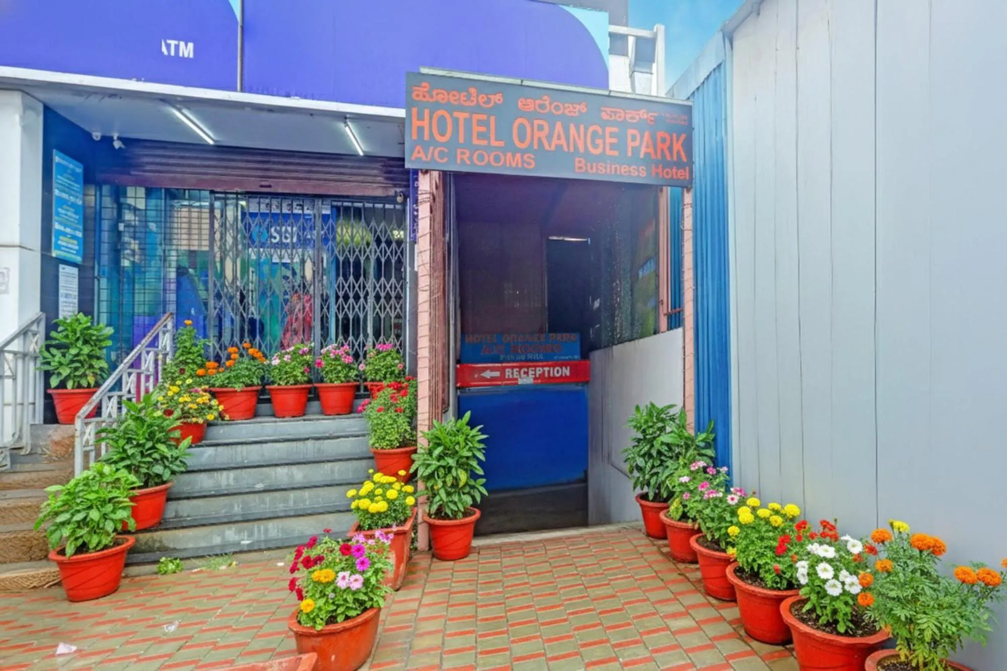 Property building in Hotel Orange Park