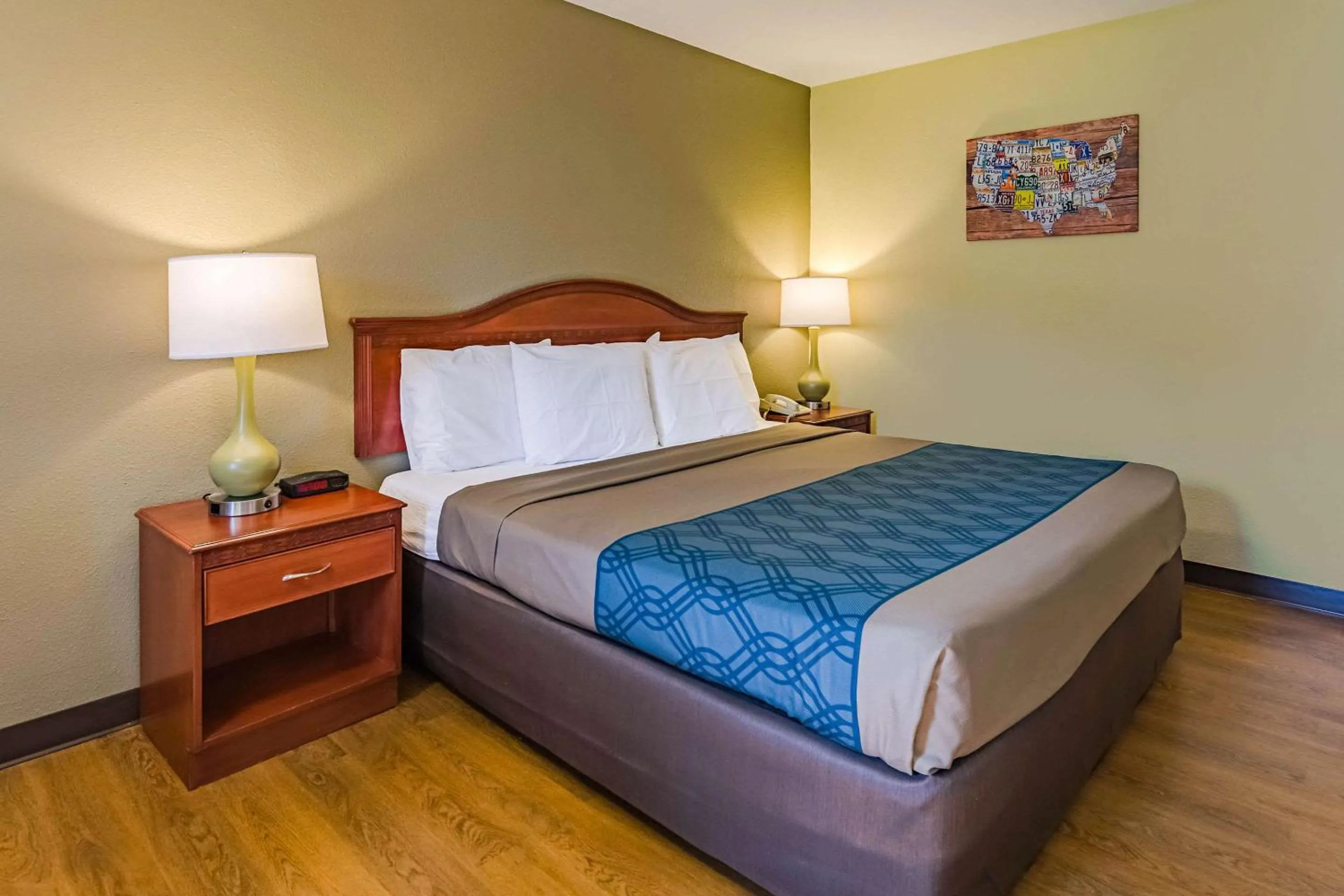 Photo of the whole room, Bed in Econo Lodge Lexington Downtown near I-81