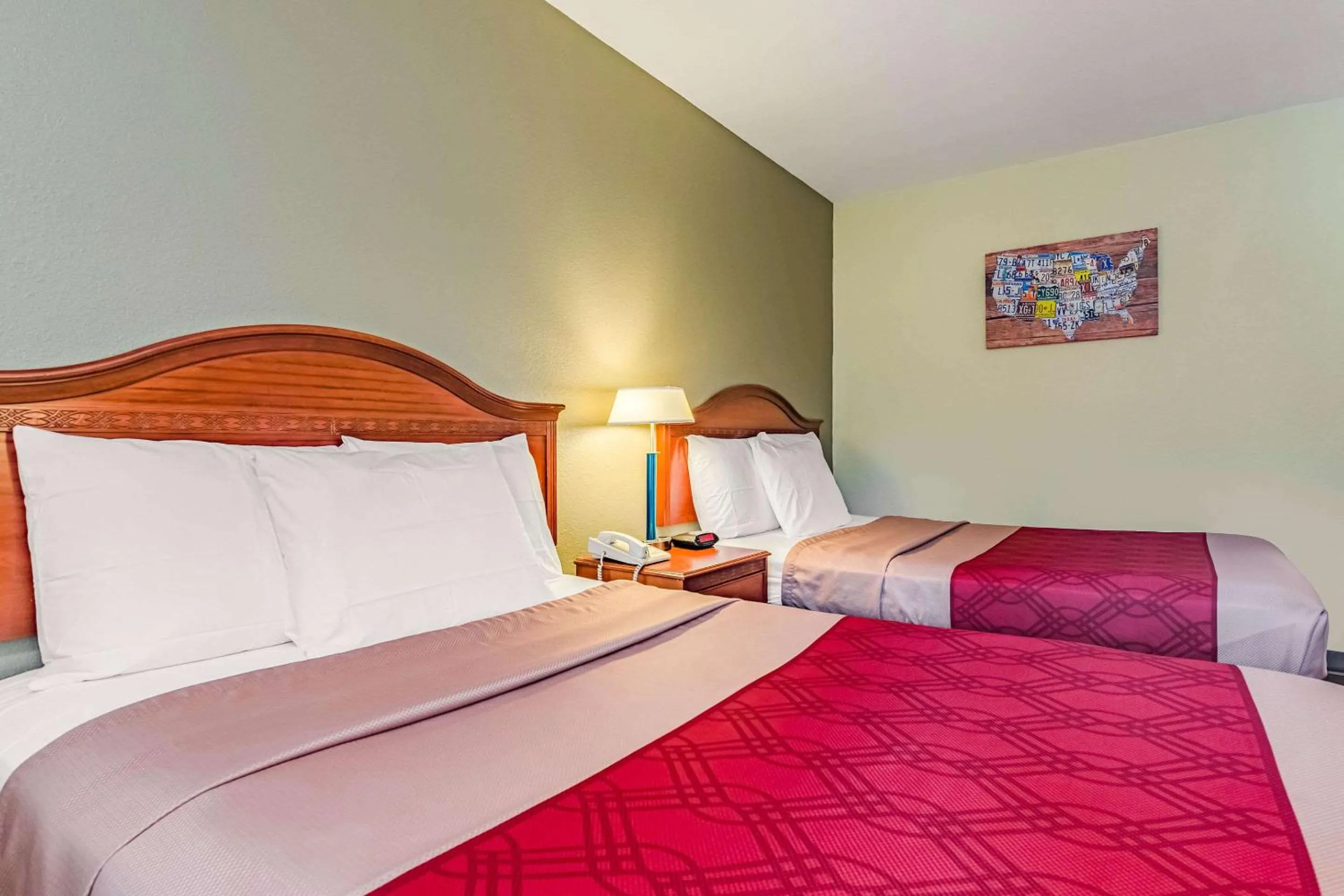 Photo of the whole room, Bed in Econo Lodge Lexington Downtown near I-81