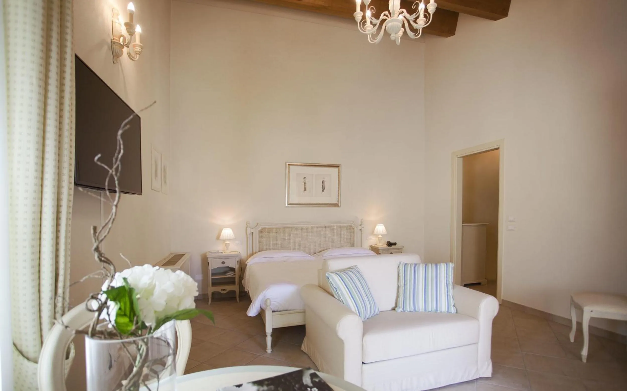 Communal lounge/ TV room in Borgo Conde Wine Resort