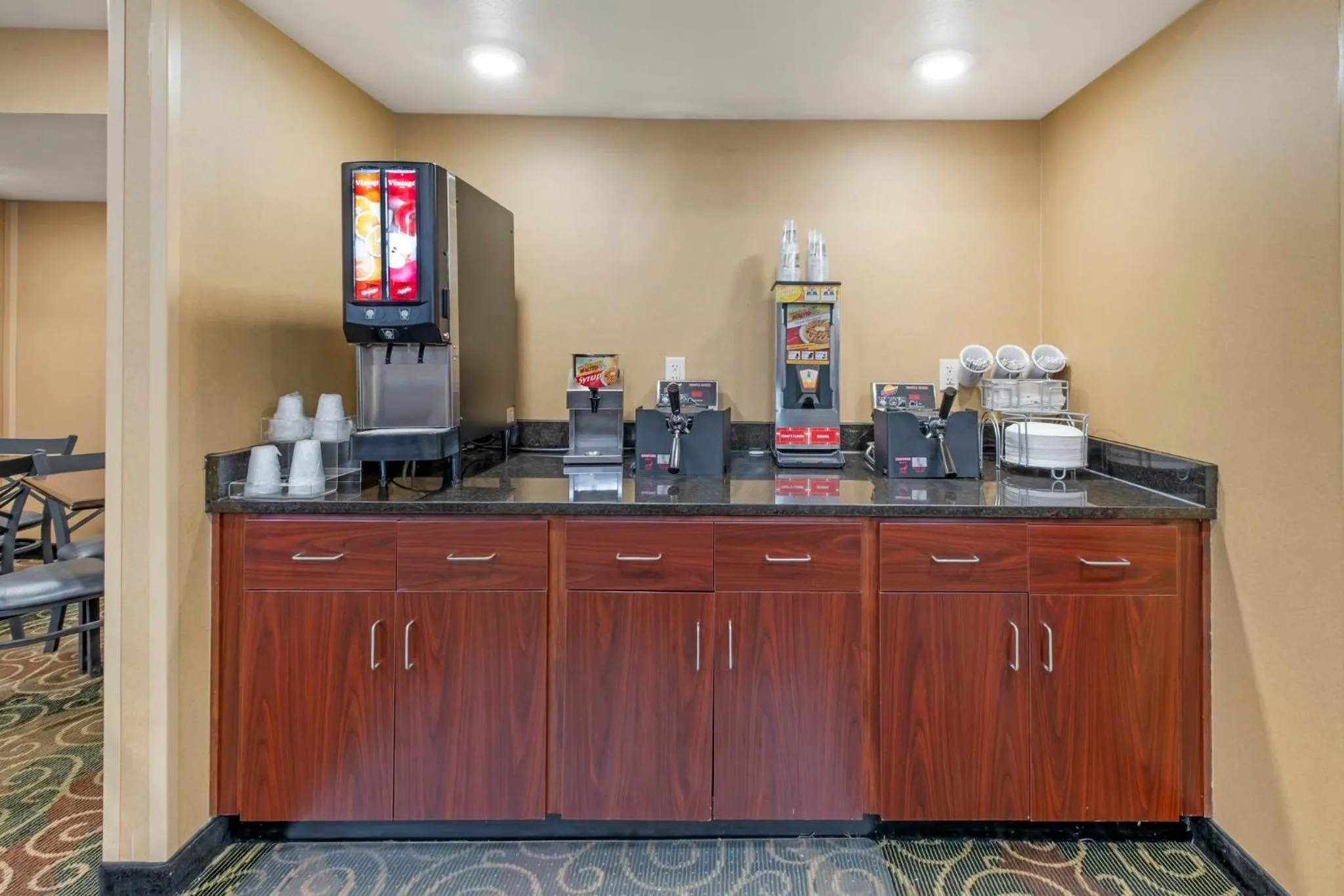 Breakfast in Red Roof Inn Charlestown