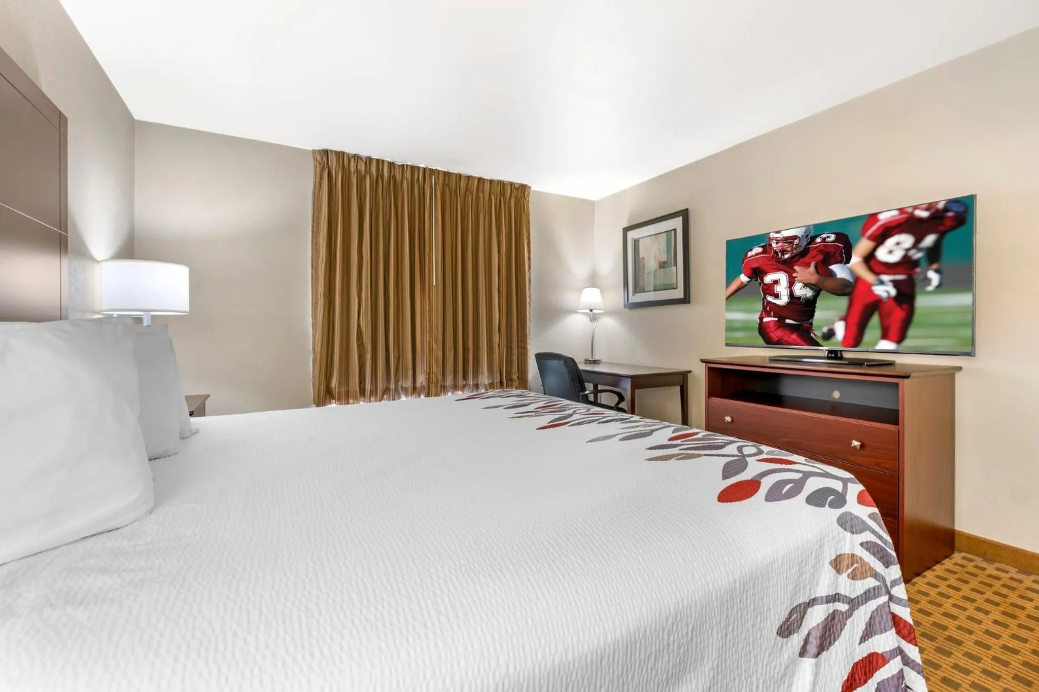 Bedroom, Bed in Red Roof Inn Charlestown