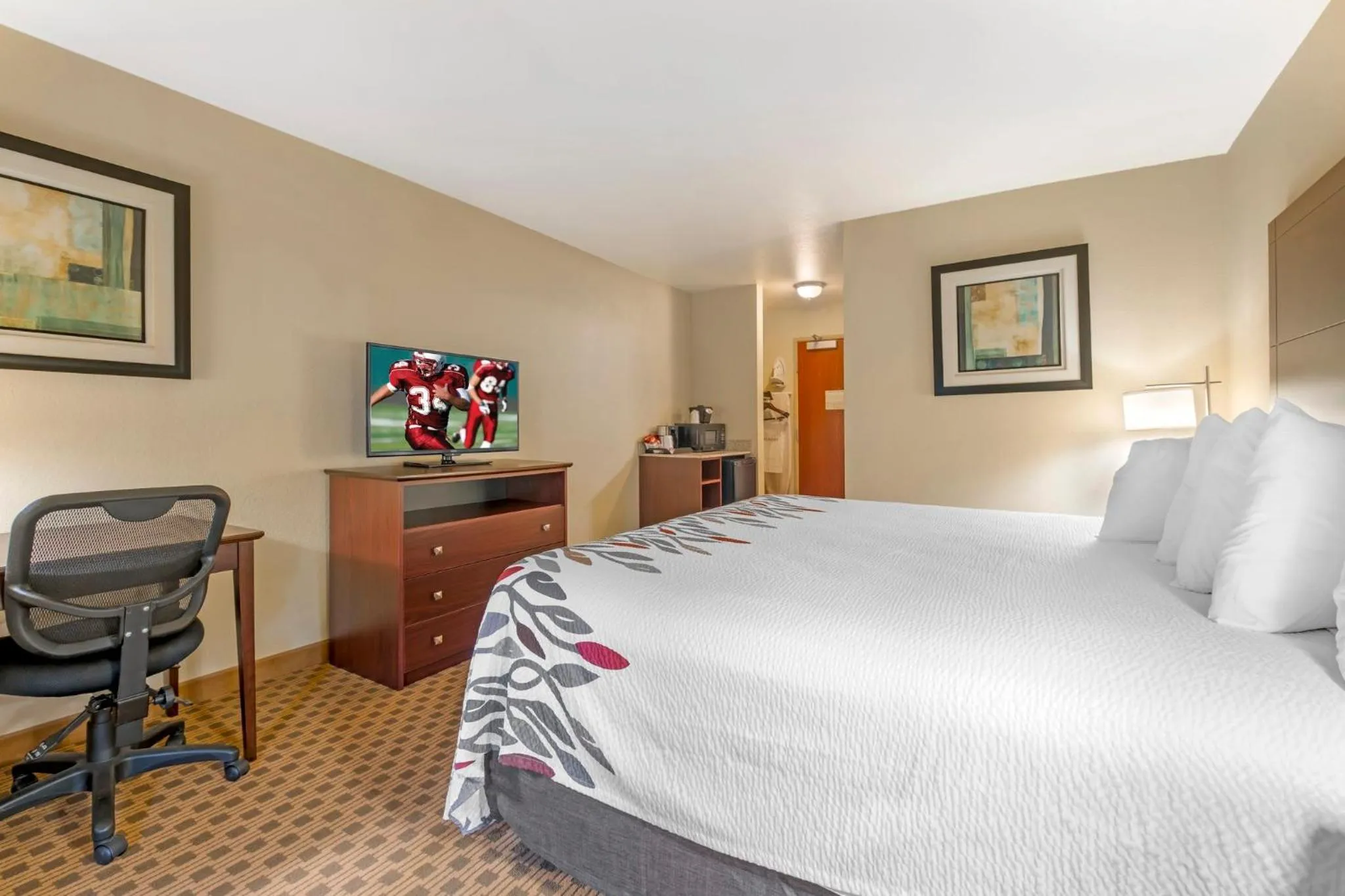 Photo of the whole room, Bed in Red Roof Inn Charlestown