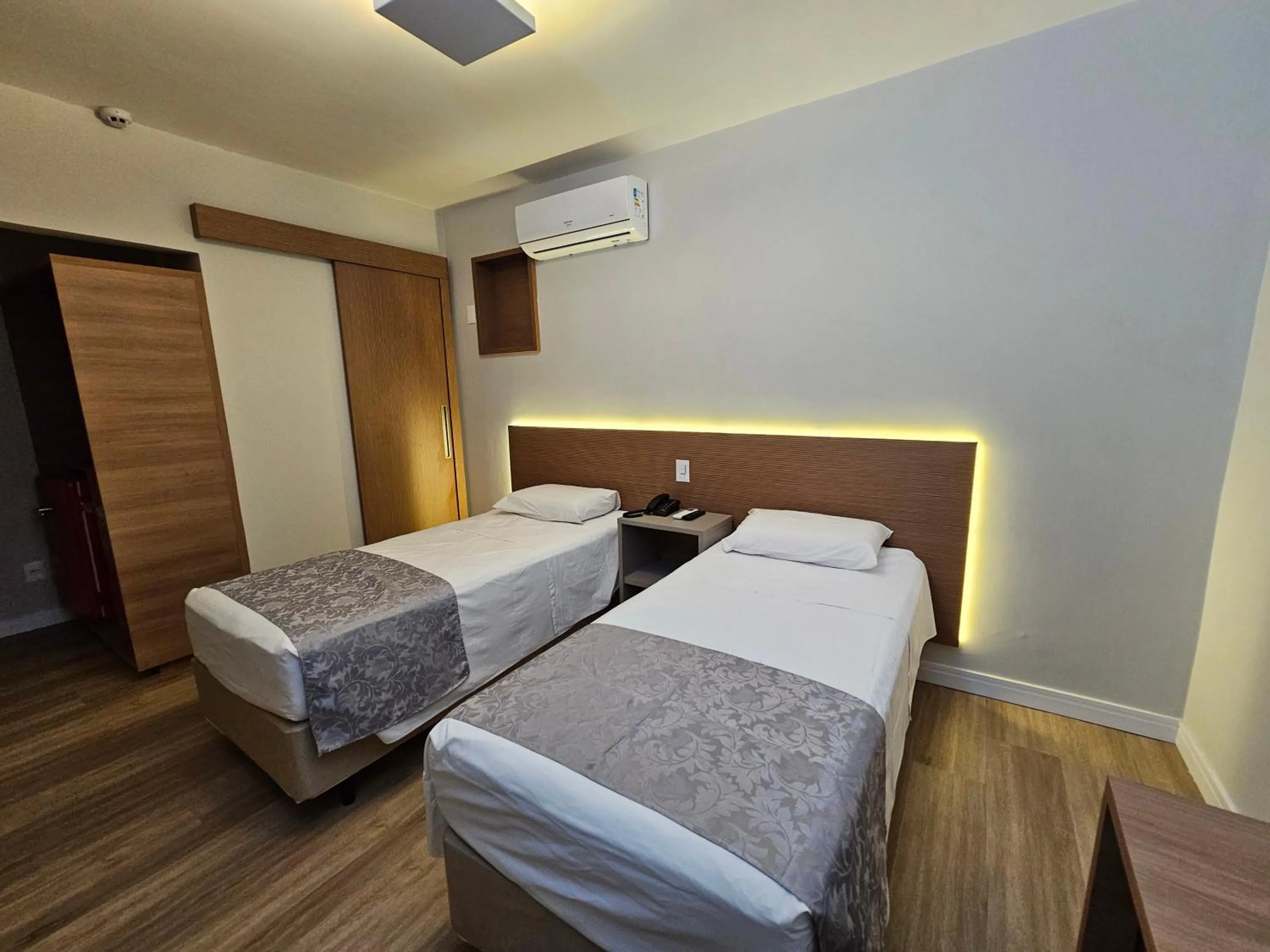 Bed in Optimum Plaza Hotel