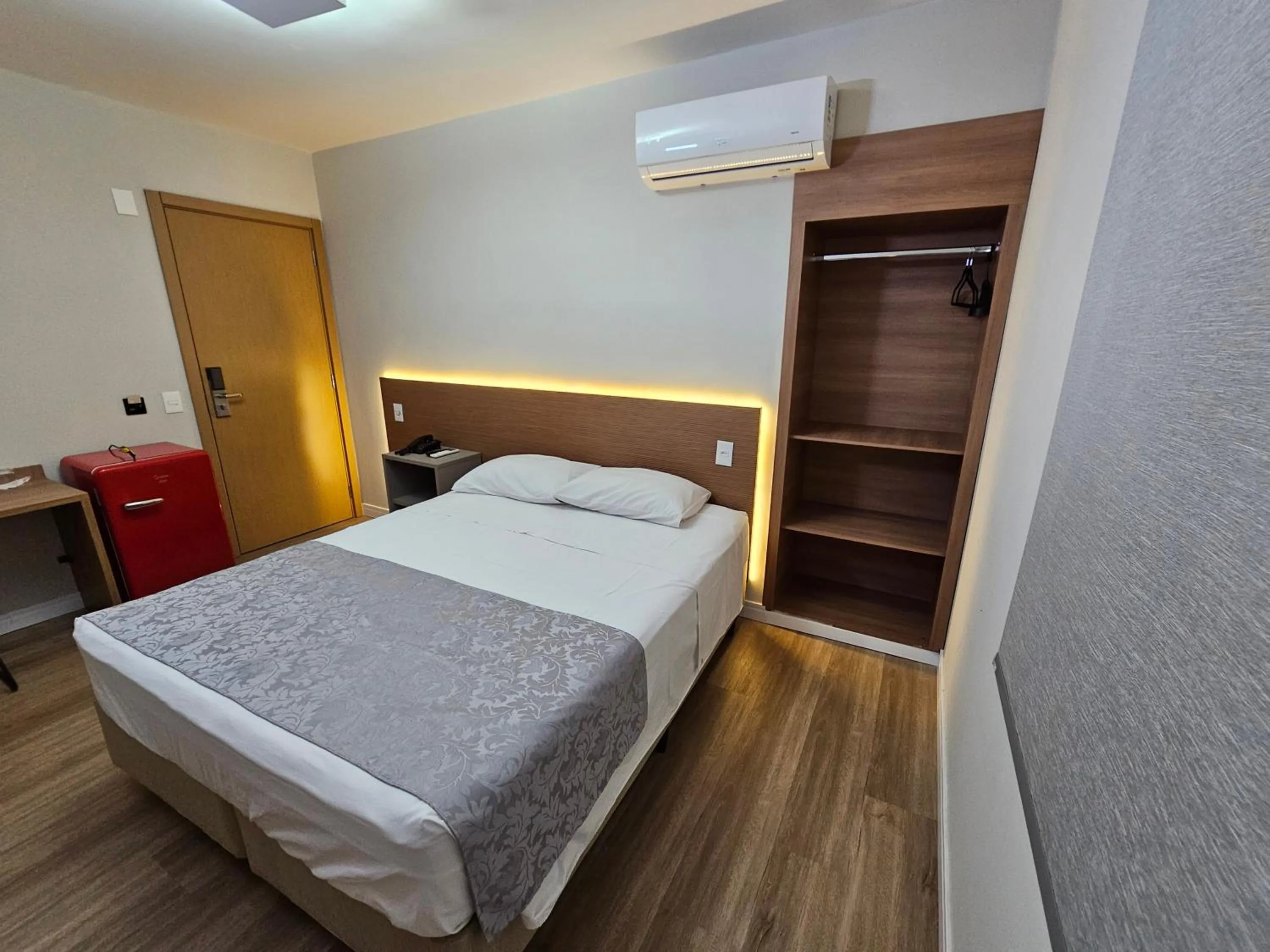 Bed in Optimum Plaza Hotel