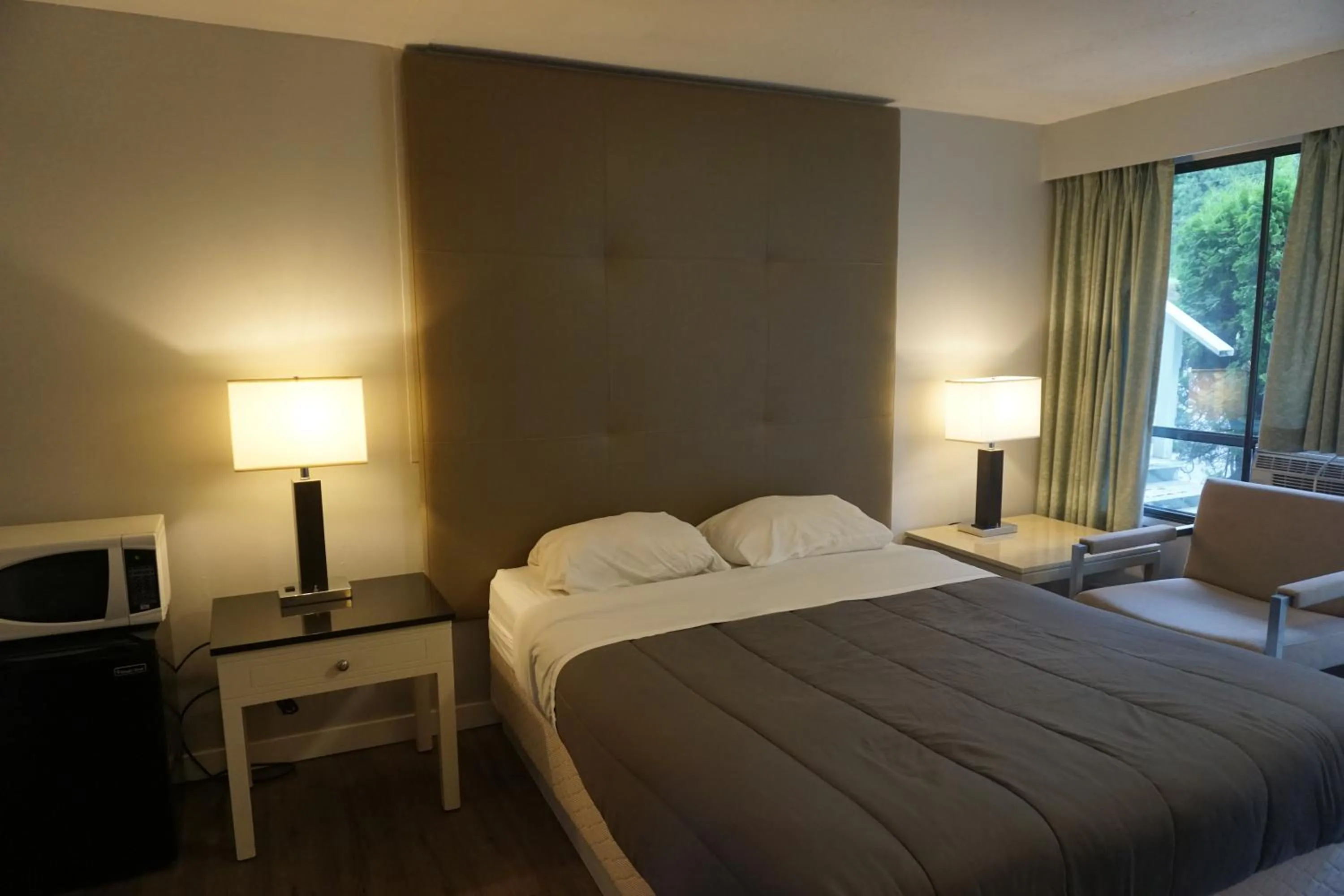 Bedroom in The Mighty Fraser Motel