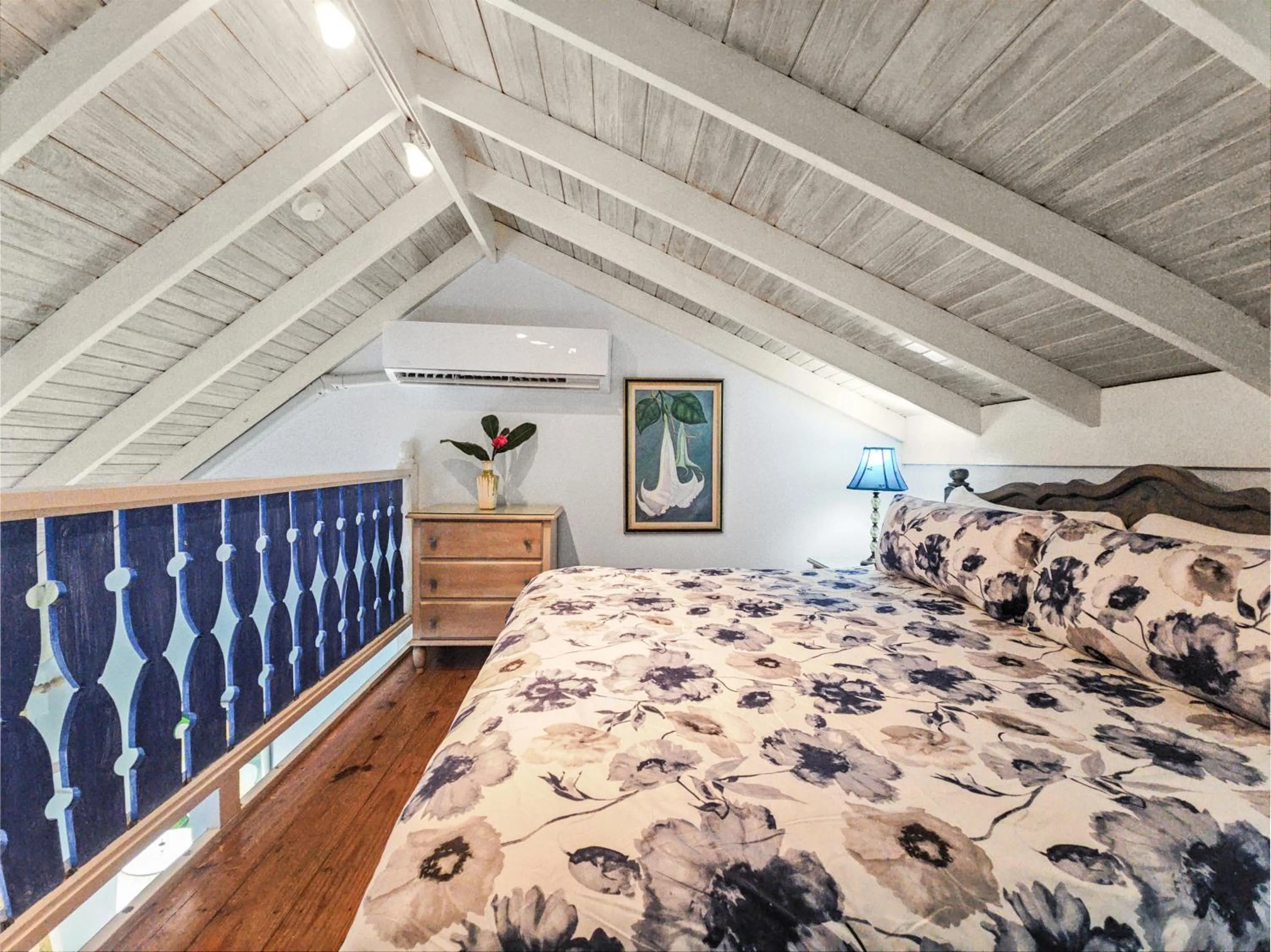 Bed in Chrisanns Paradise Suite by the Ocean - Apt#9