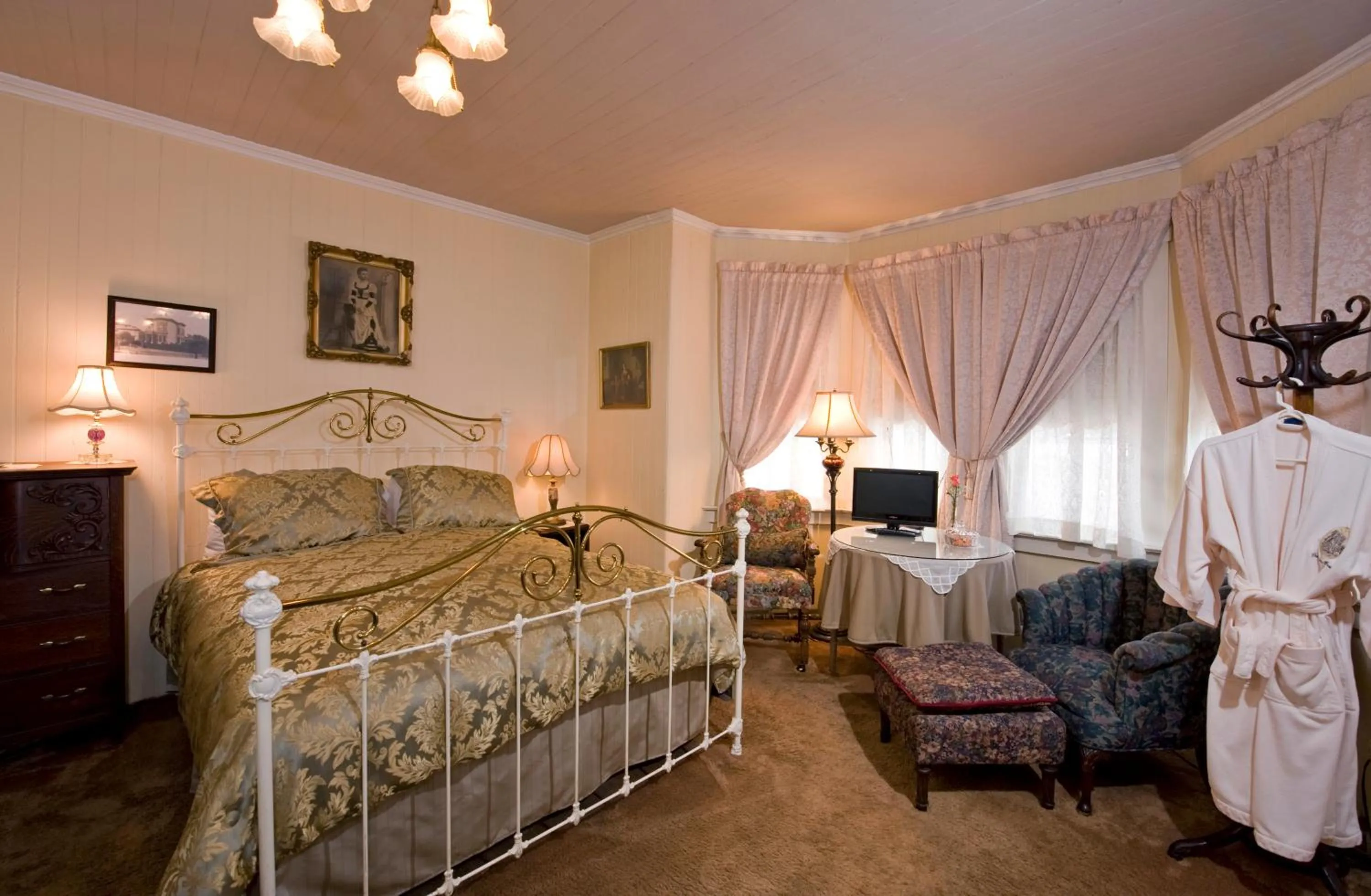 Photo of the whole room, Bed in Inn San Francisco