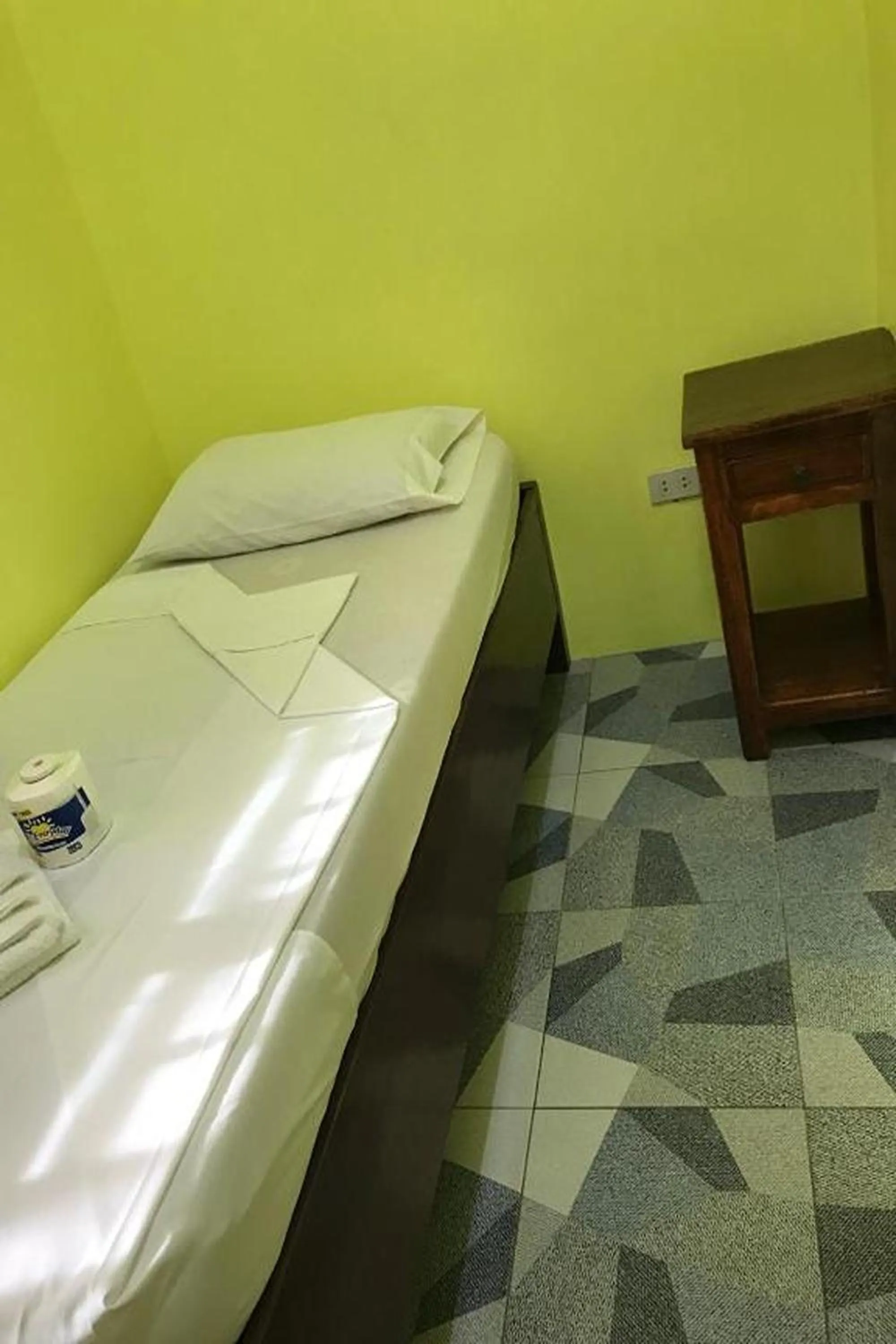 Bedroom, Bed in Luis Bay Travellers Lodge Coron