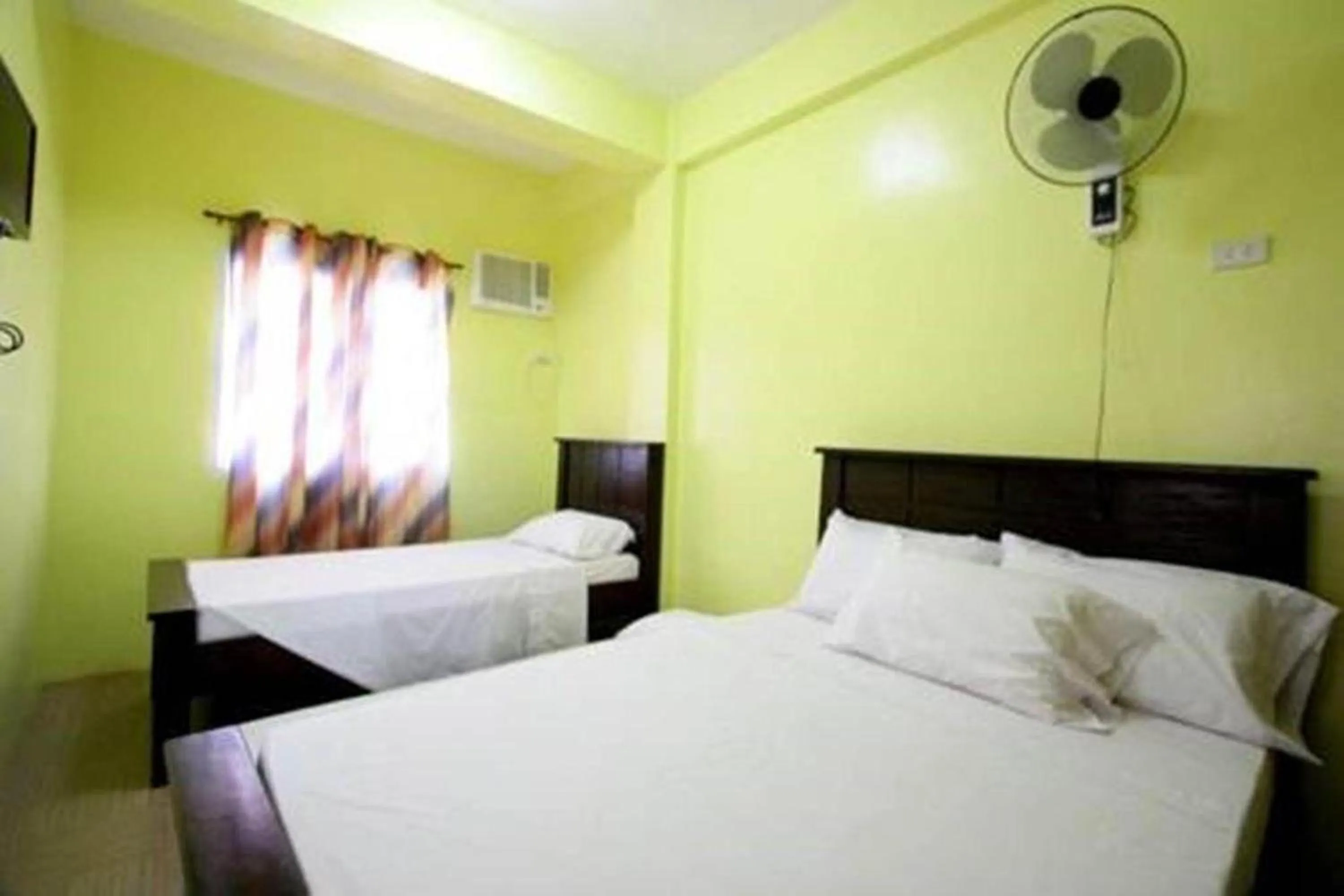 Bedroom, Bed in Luis Bay Travellers Lodge Coron