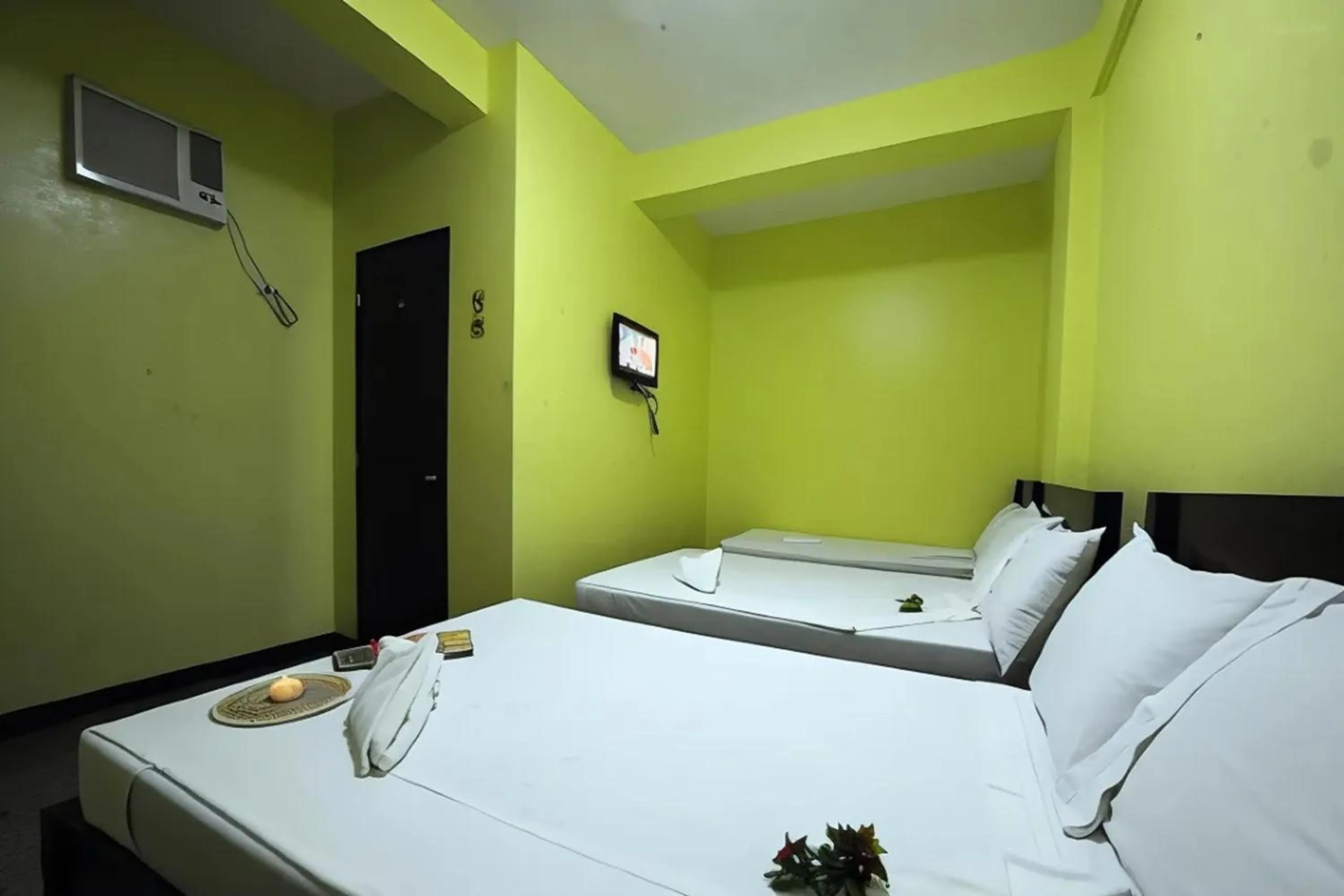 Bedroom, Bed in Luis Bay Travellers Lodge Coron