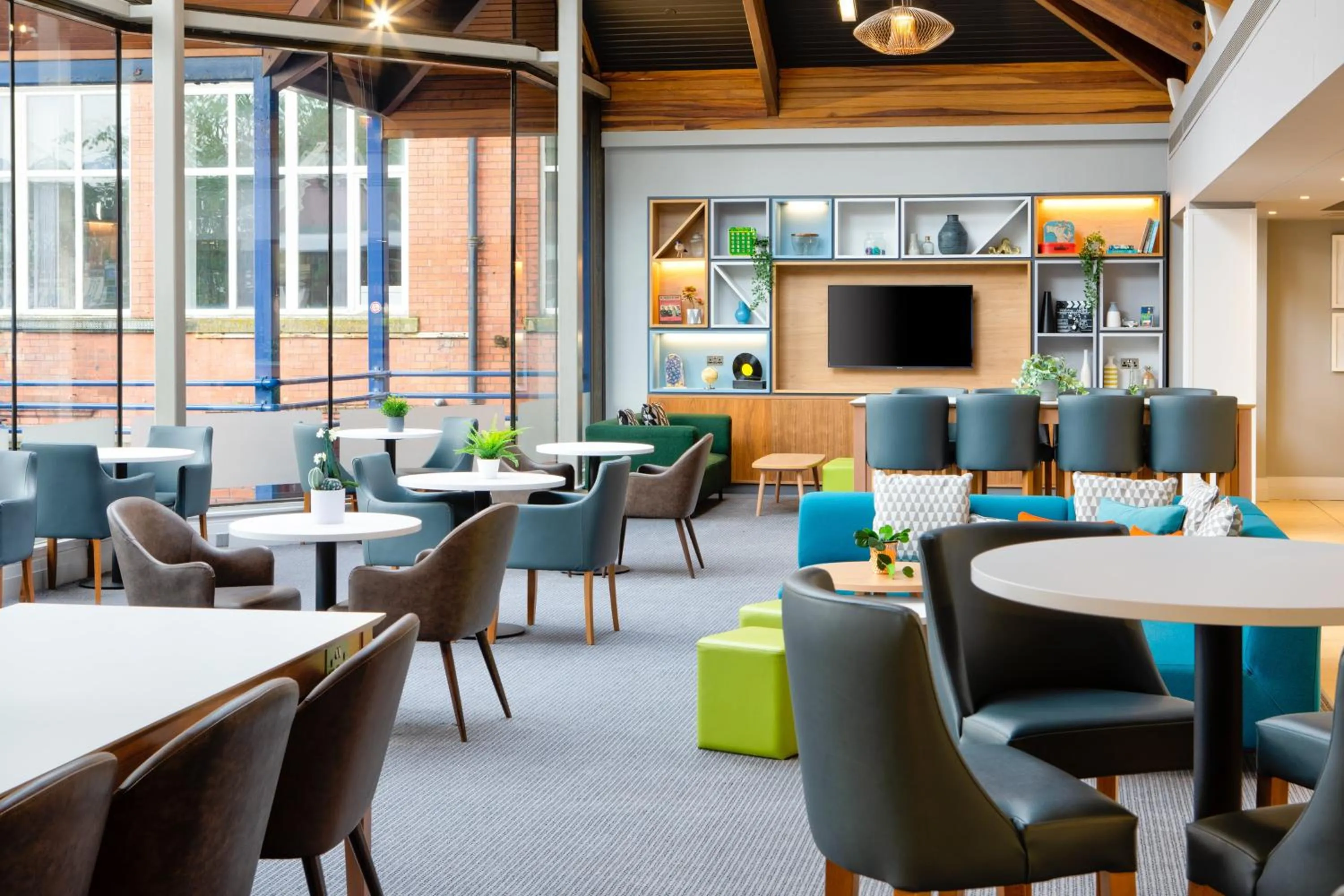 Lounge or bar in Holiday Inn Bolton Centre by IHG